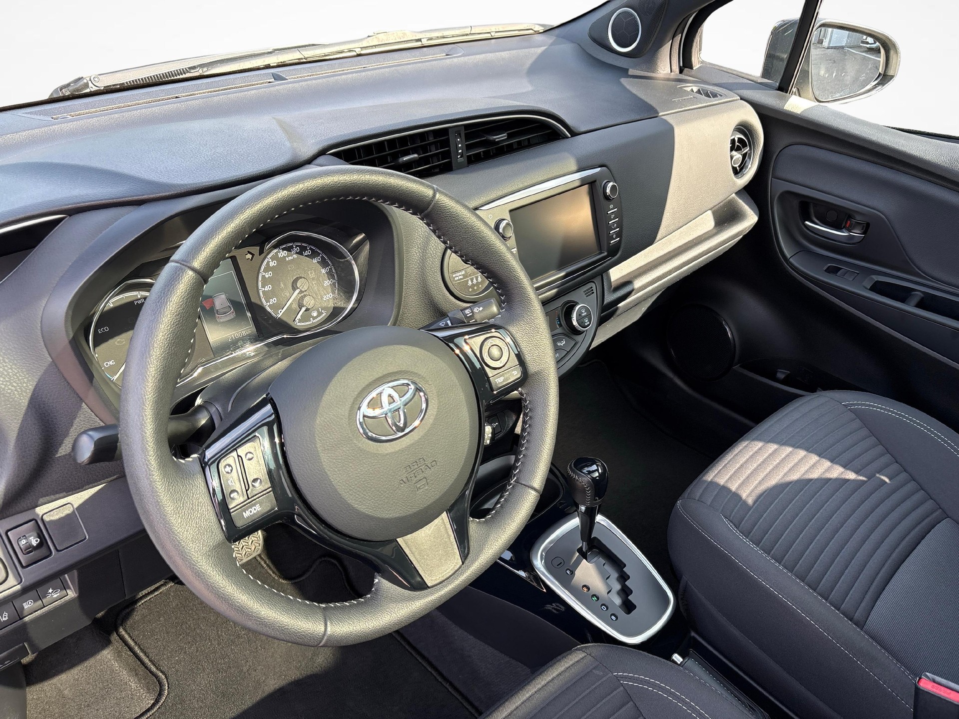 TOYOTA Yaris 1.5 VVT-i HSD Premium-image-13