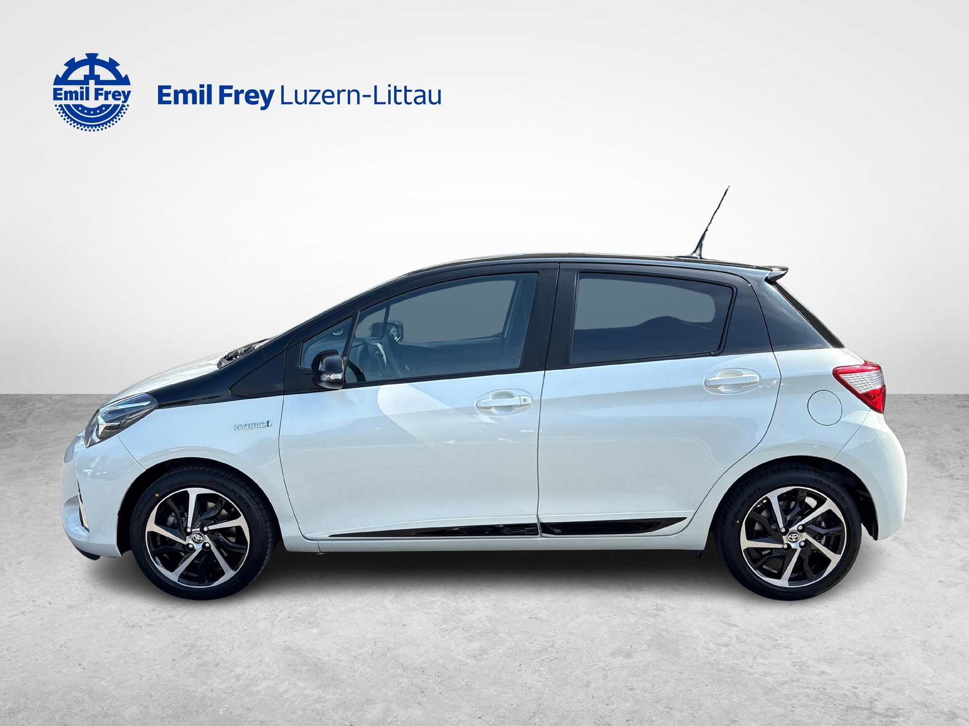 TOYOTA Yaris 1.5 VVT-i HSD Premium-showroom-element-1