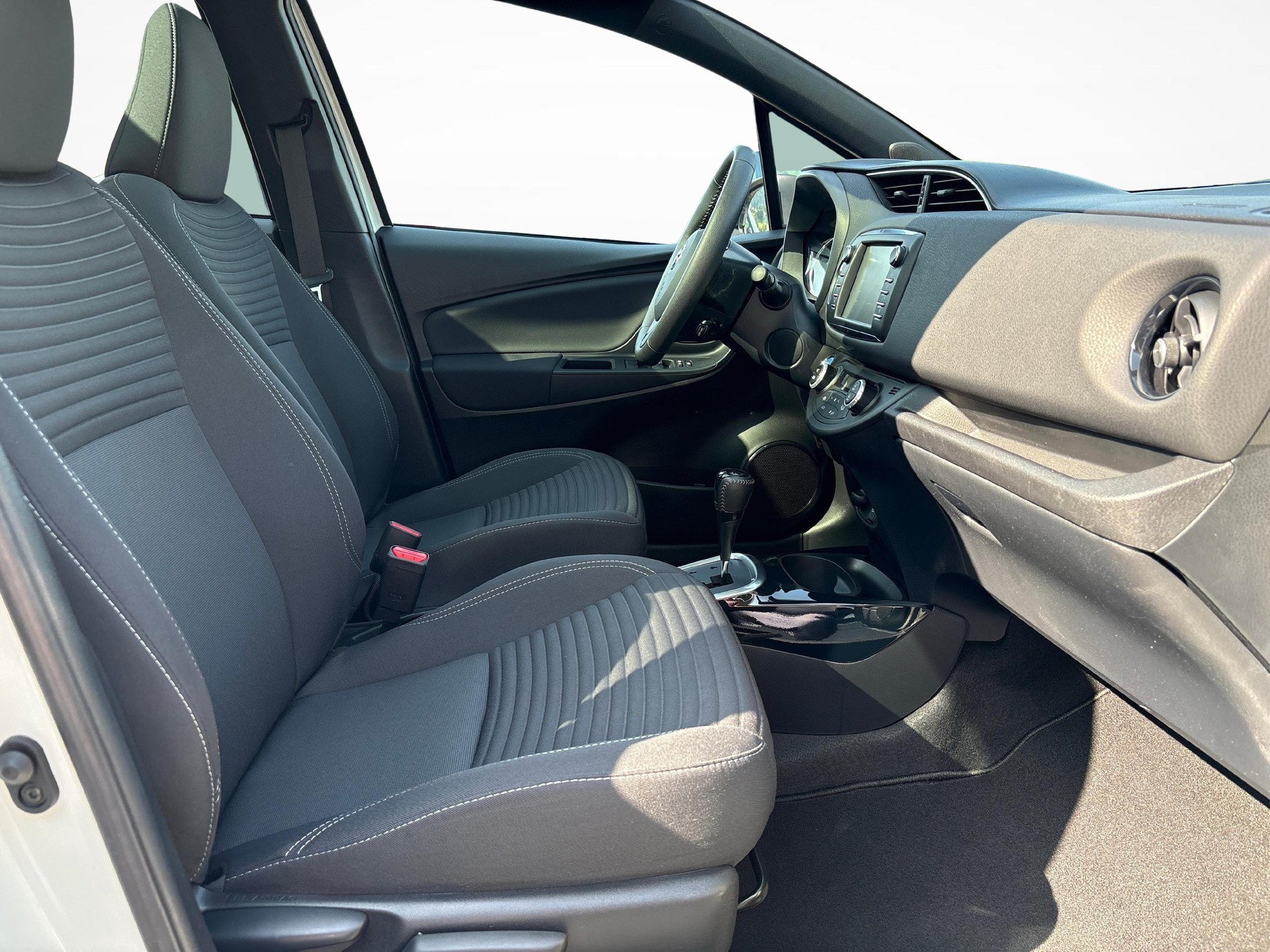 TOYOTA Yaris 1.5 VVT-i HSD Premium-image-9