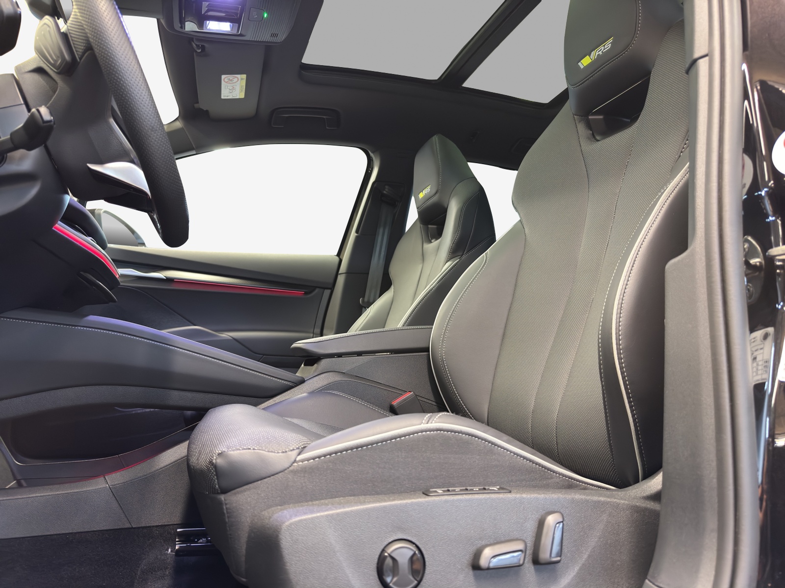 SKODA Enyaq 4x4 RS-image-14