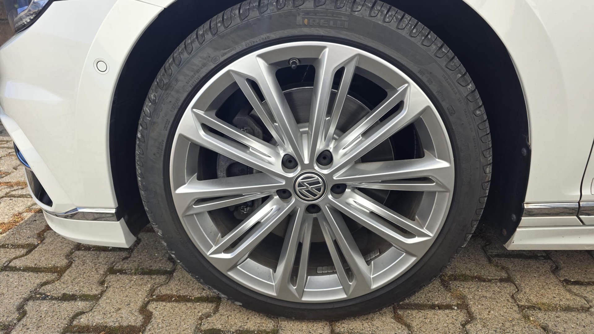 VW Highline (R Line) 240PS Diesel 4MOTION-image-3