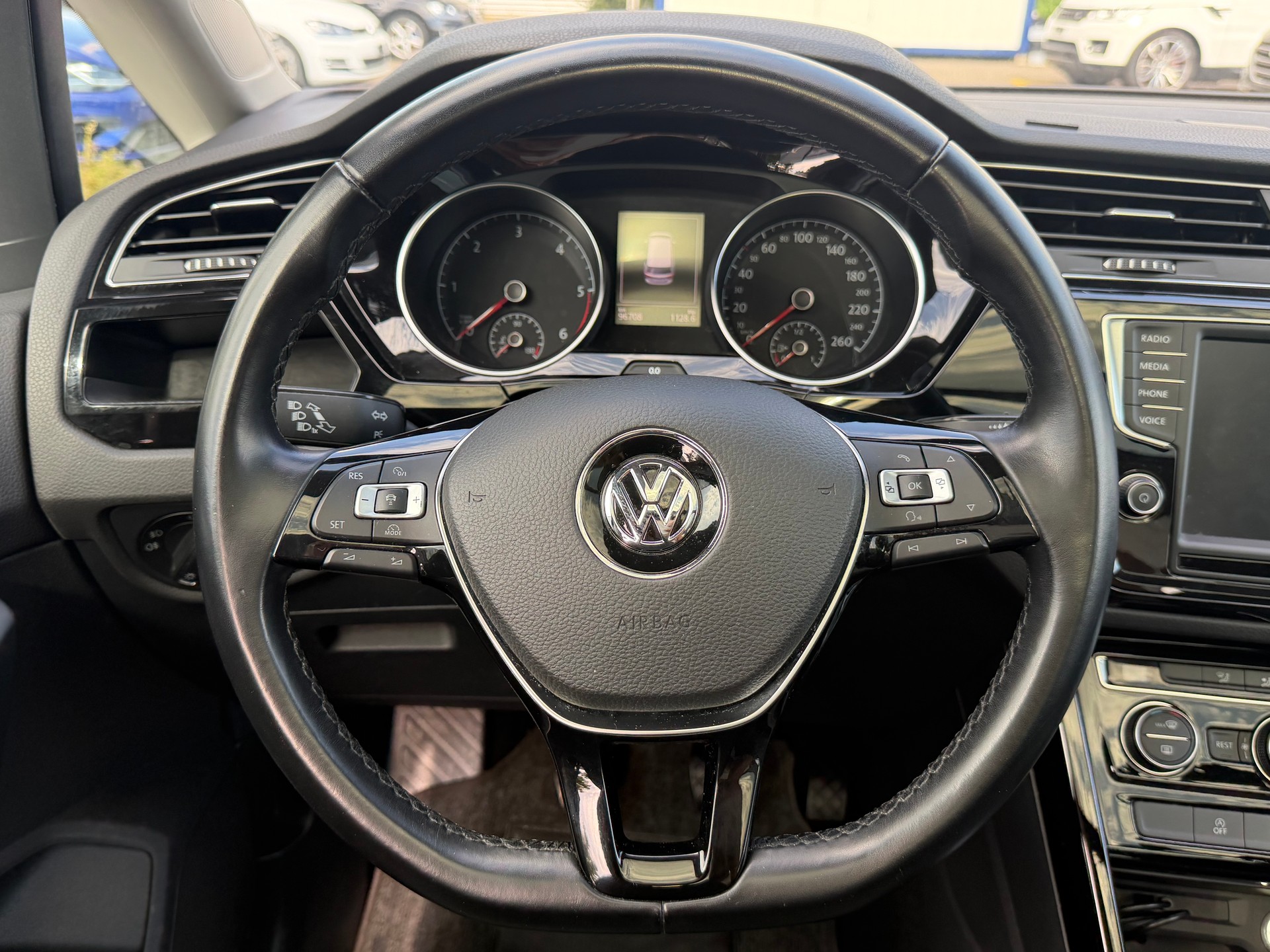 VW Touran 2.0 TDI BlueMotion Technology Highline-image-11