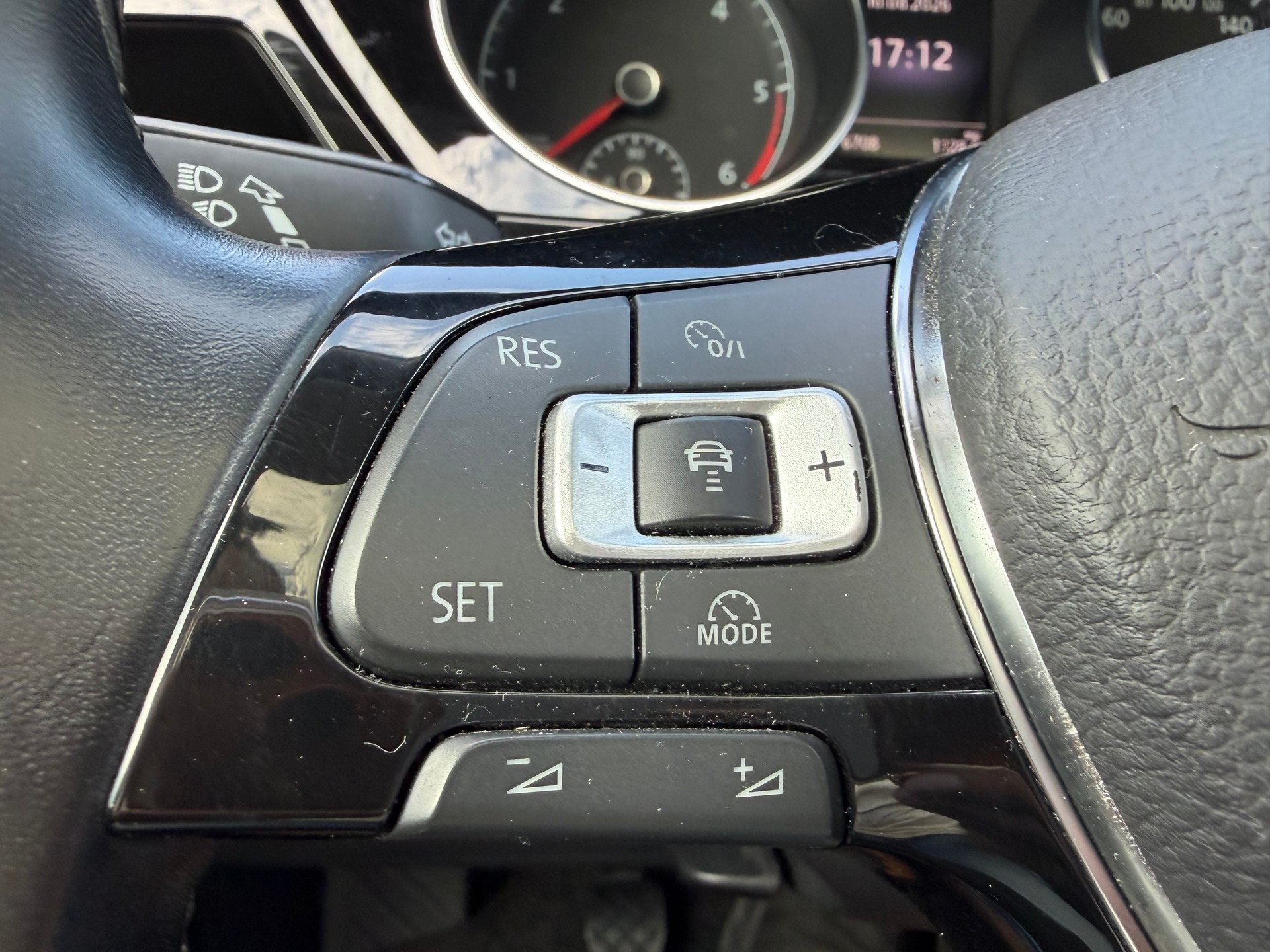 VW Touran 2.0 TDI BlueMotion Technology Highline-image-13
