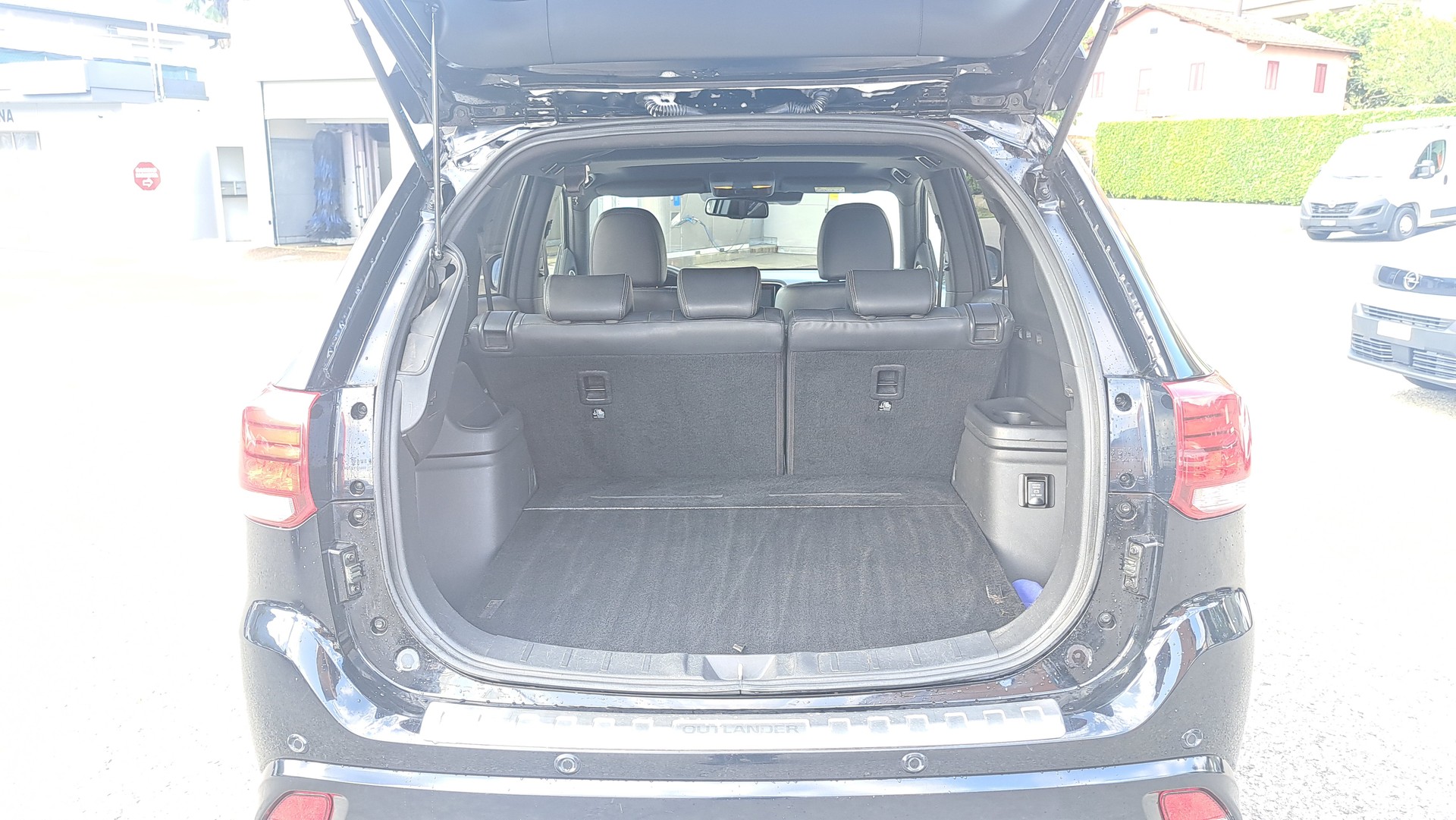 MITSUBISHI Outlander 2.4 PHEV Diamond 4WD Automatic-image-6