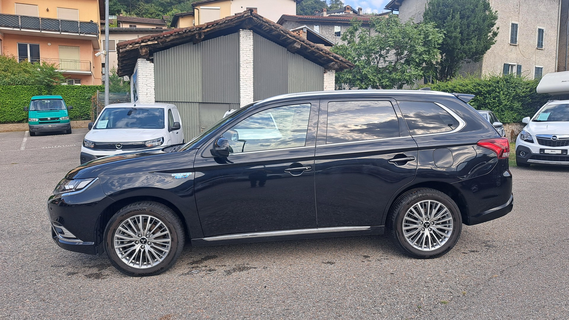 MITSUBISHI Outlander 2.4 PHEV Diamond 4WD Automatic-image-3