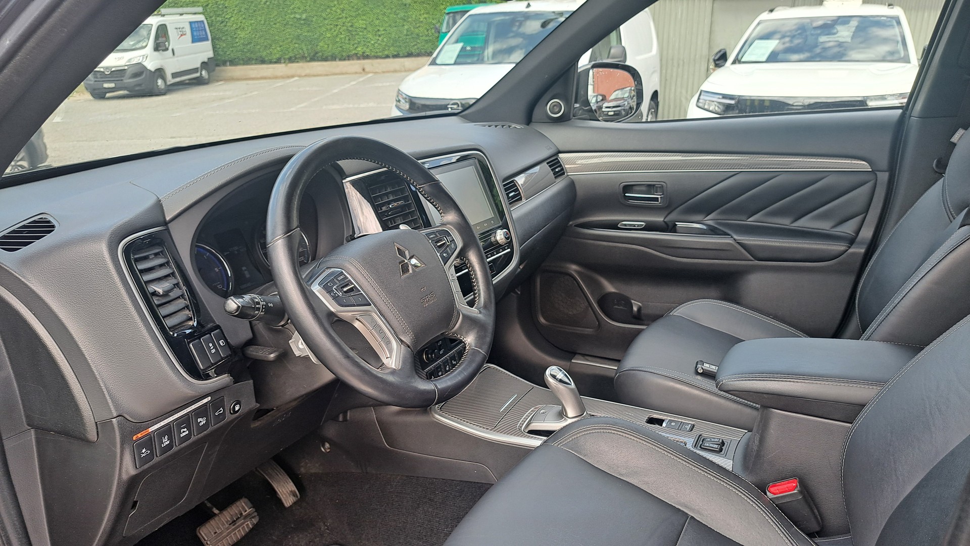 MITSUBISHI Outlander 2.4 PHEV Diamond 4WD Automatic-image-11