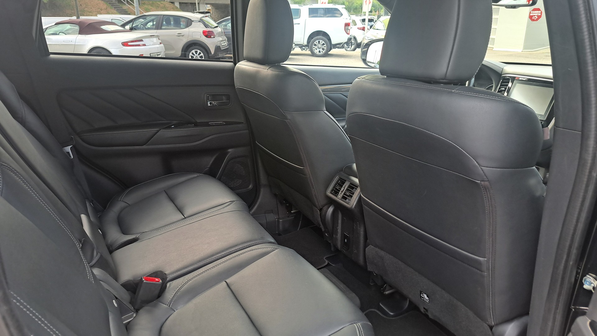 MITSUBISHI Outlander 2.4 PHEV Diamond 4WD Automatic-image-13