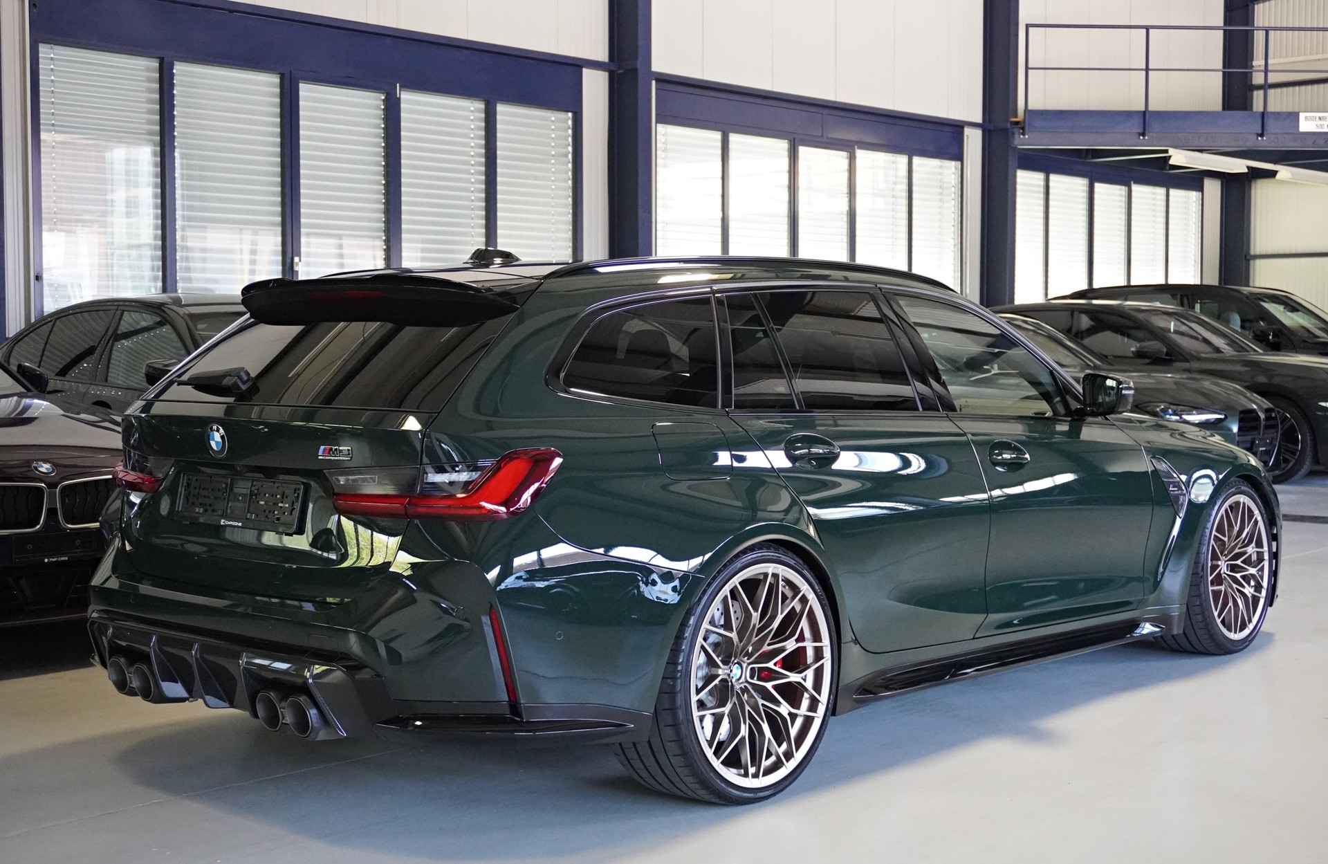 BMW M3 Touring xDrive Competition M // TARTUFO M CARBON SCHALENSITZE // BREWSTER GREEN // AKRAPOVIC //-image-4