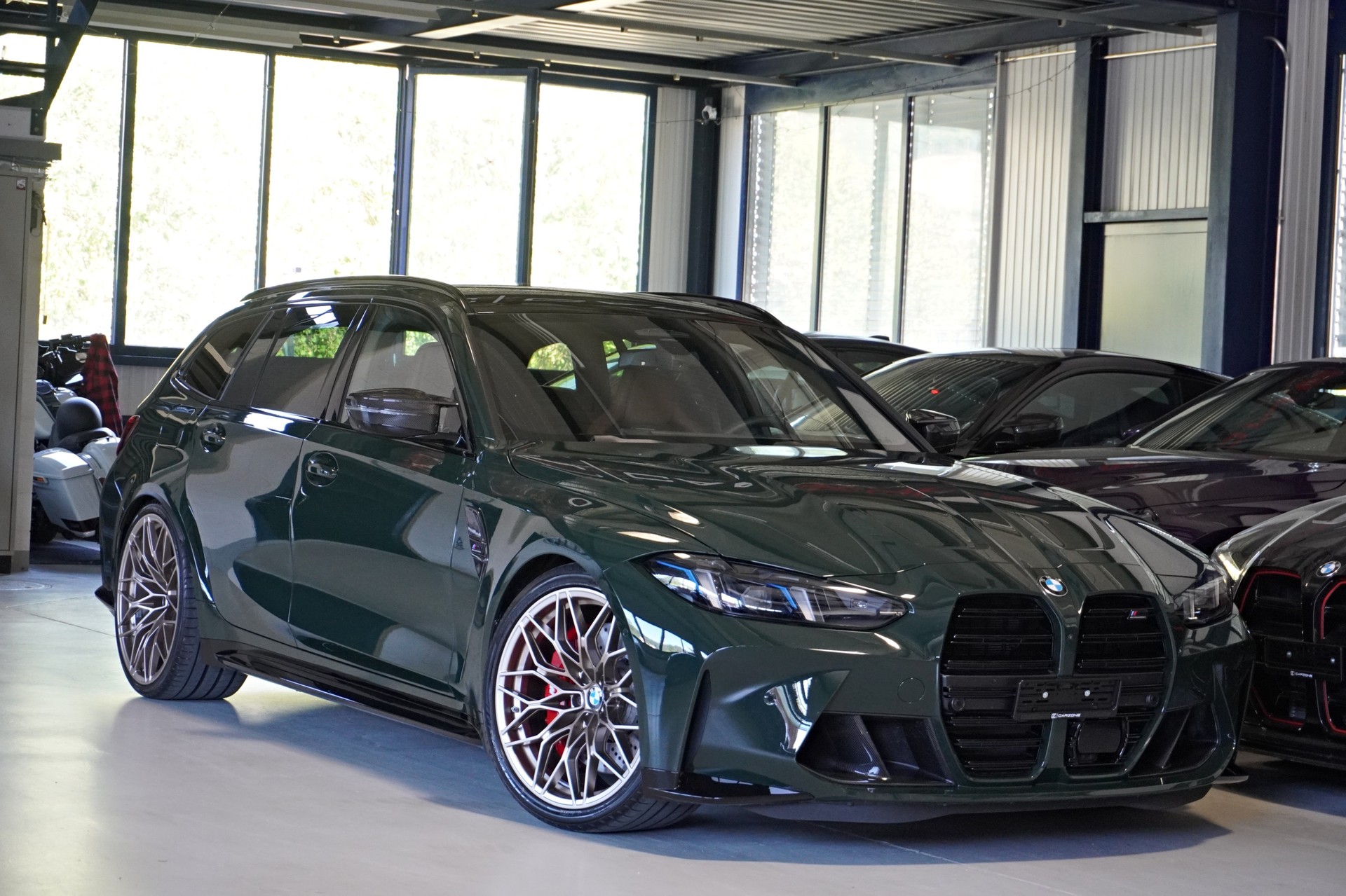 BMW M3 Touring xDrive Competition M // TARTUFO M CARBON SCHALENSITZE // BREWSTER GREEN // AKRAPOVIC //-image-0