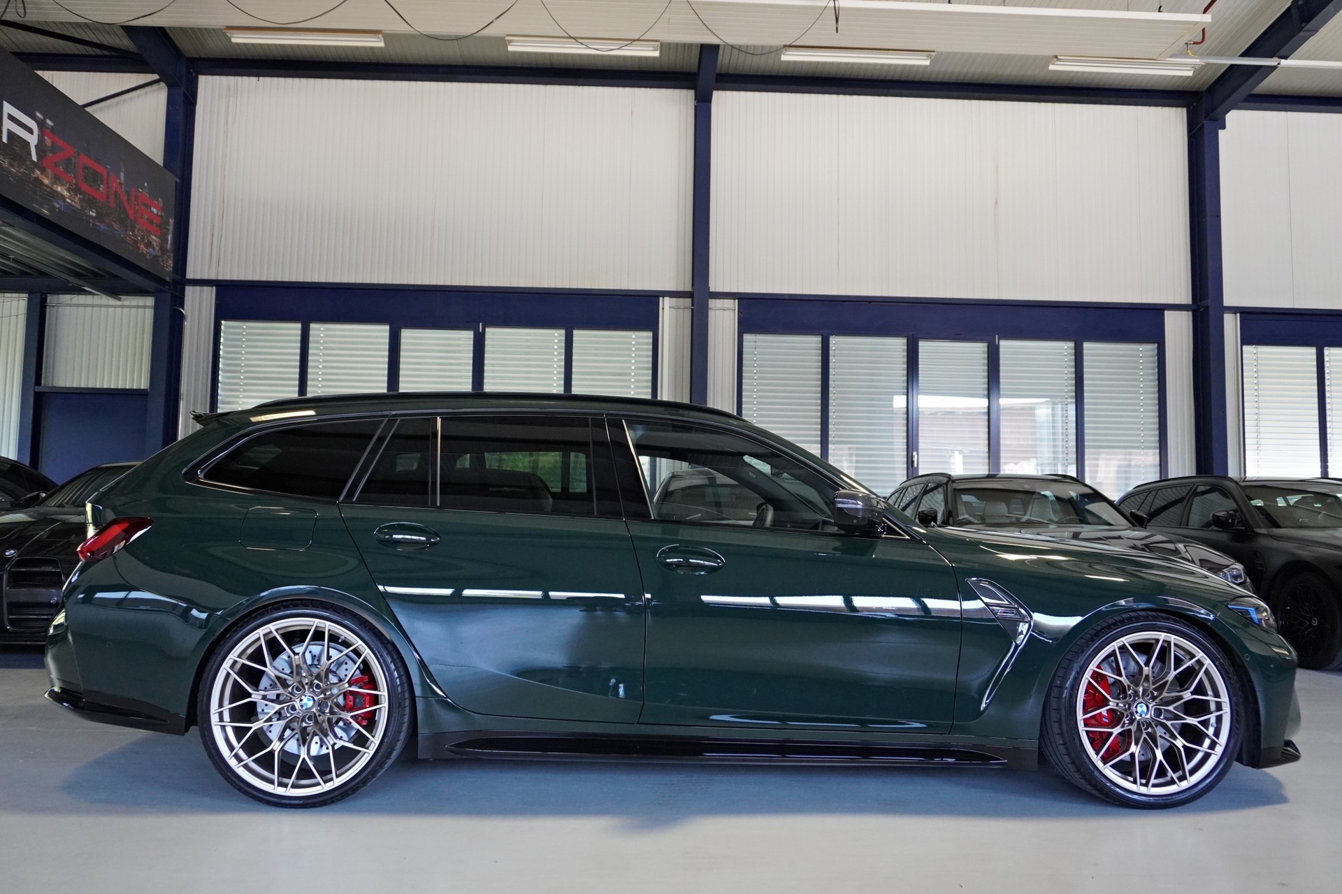 BMW M3 Touring xDrive Competition M // TARTUFO M CARBON SCHALENSITZE // BREWSTER GREEN // AKRAPOVIC //-image-2