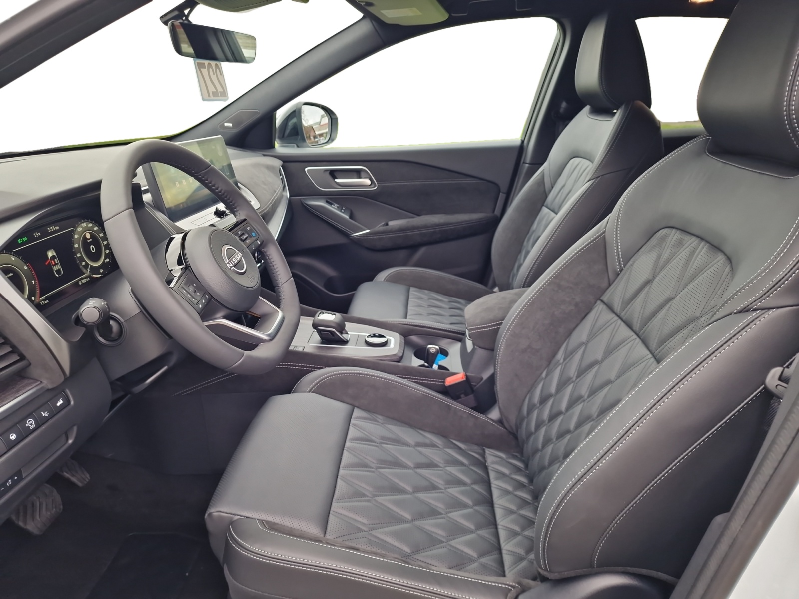 NISSAN Qashqai 1.3 DIG-T MHEV Tekna+ 4x4 Panorama-image-2