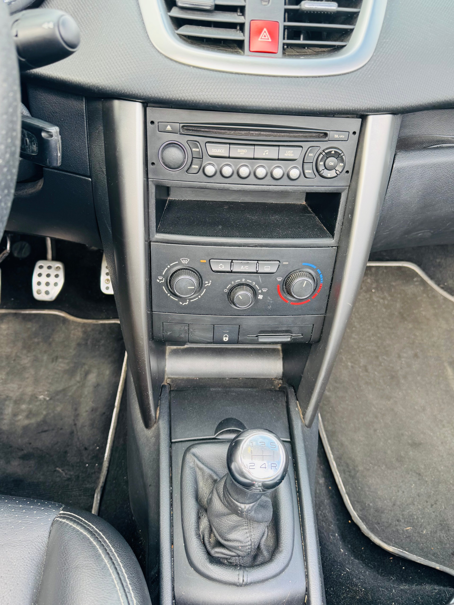 PEUGEOT 207 CC 1.6 16V Swiss Edition-image-8