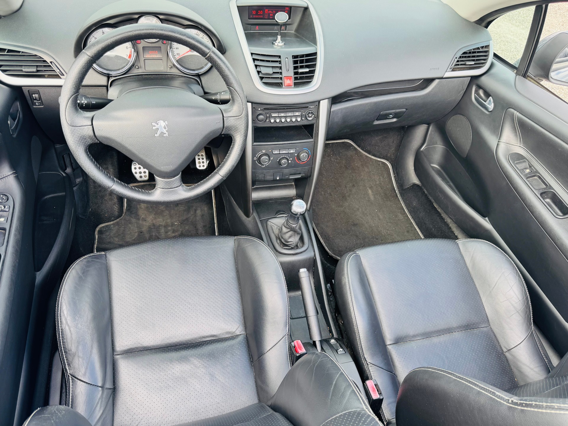 PEUGEOT 207 CC 1.6 16V Swiss Edition-image-7