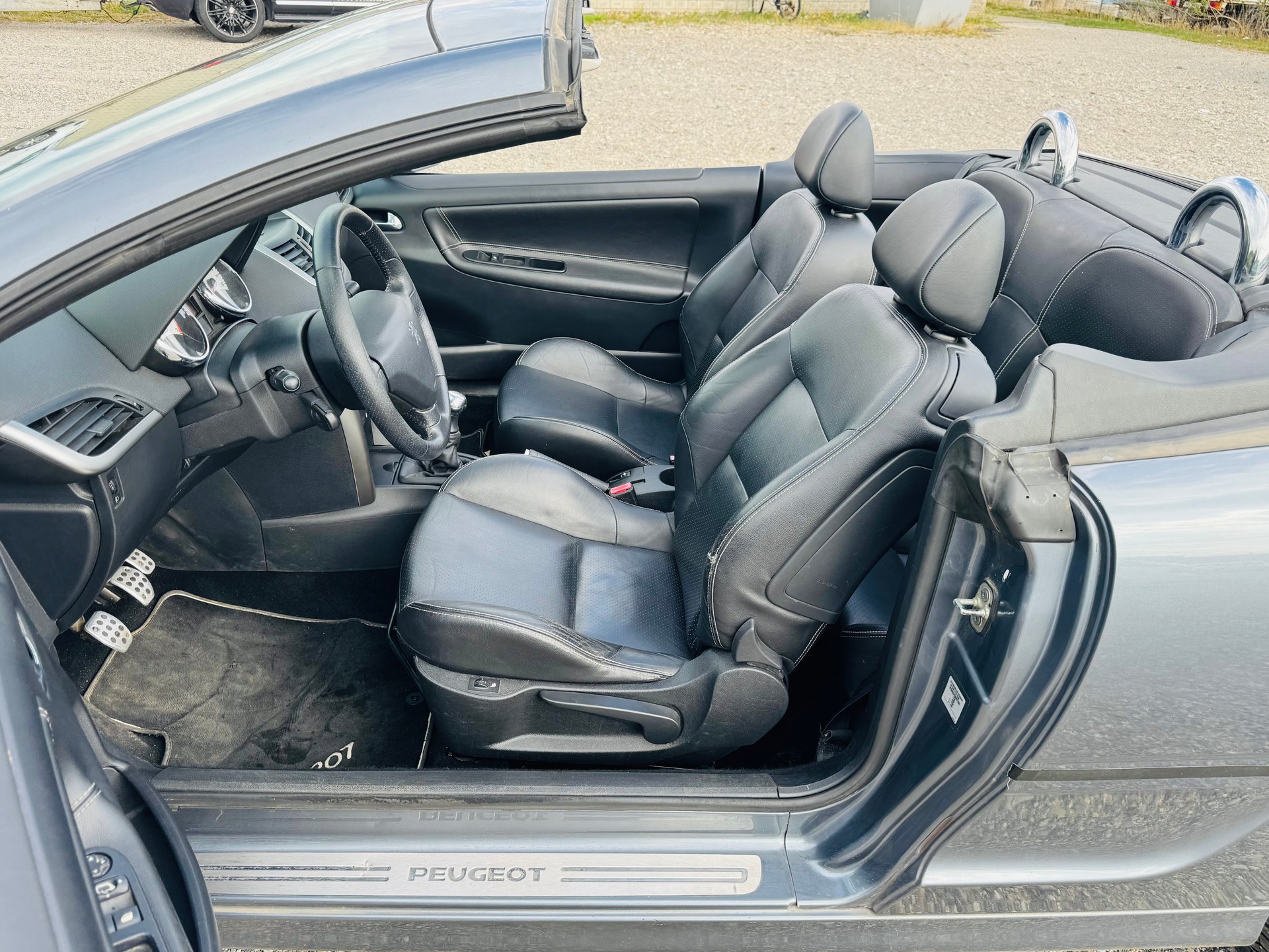 PEUGEOT 207 CC 1.6 16V Swiss Edition-image-9