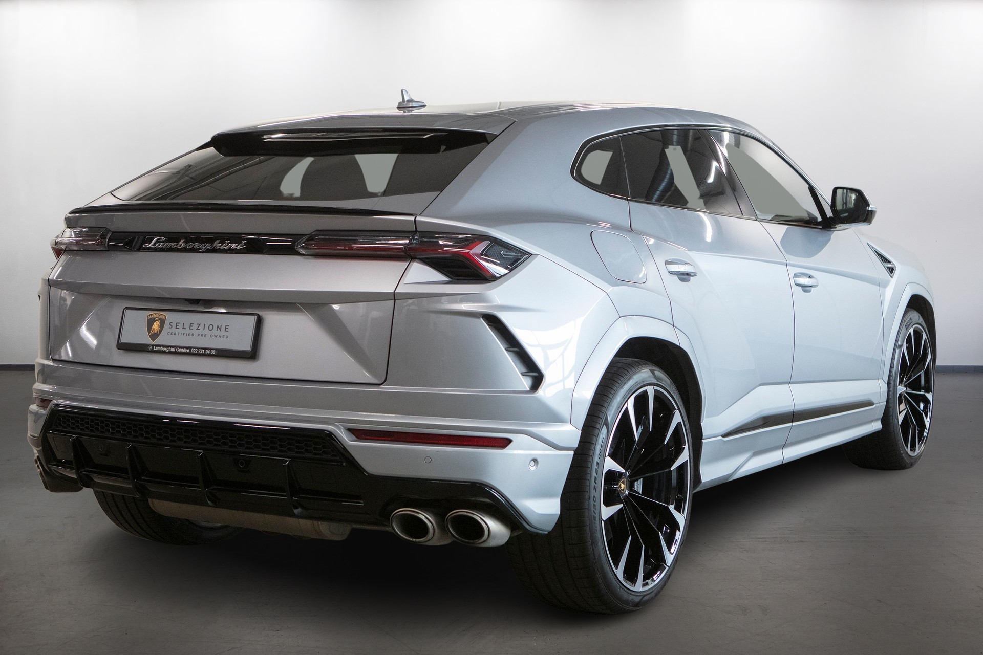 LAMBORGHINI Urus E-Gear-showroom-element-2