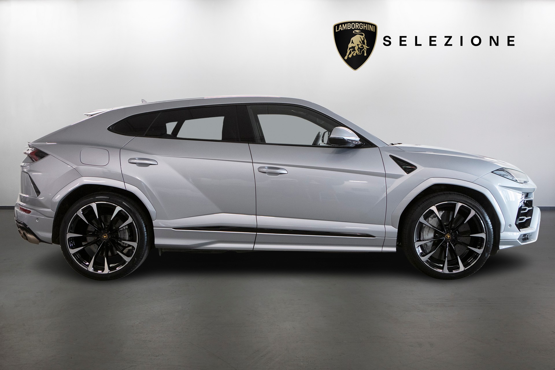LAMBORGHINI Urus E-Gear-showroom-element-1