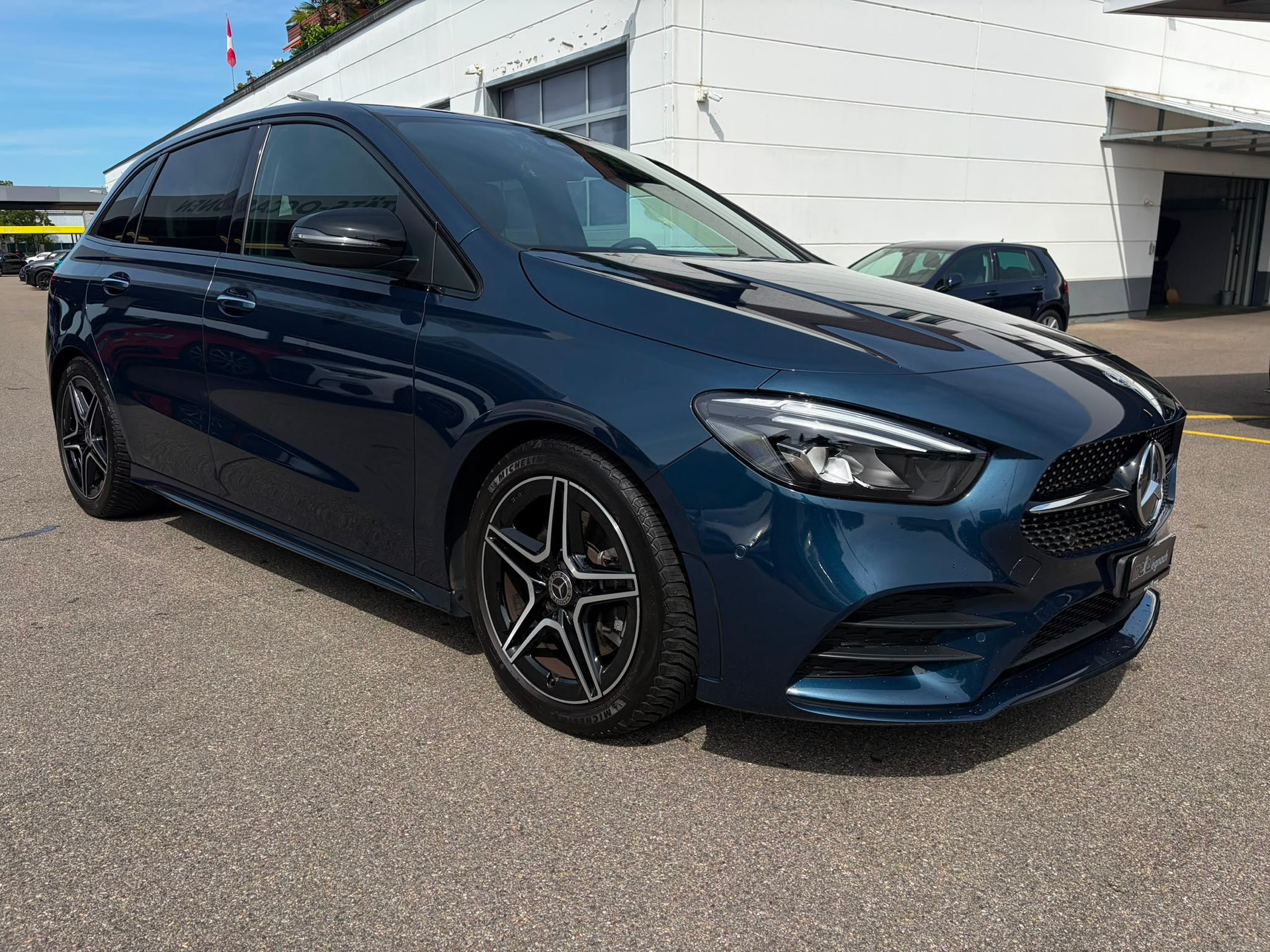 MERCEDES-BENZ B 220 4Matic AMG Line 7G-DCT-image-2