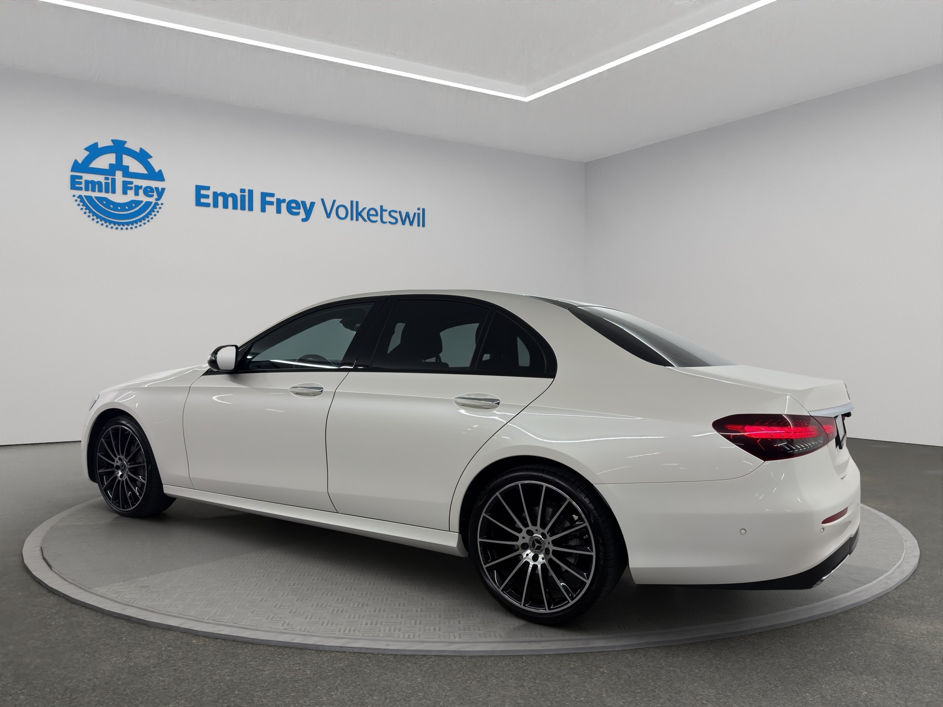 MERCEDES-BENZ E 220 d AMG Line 4matic-showroom-element-2