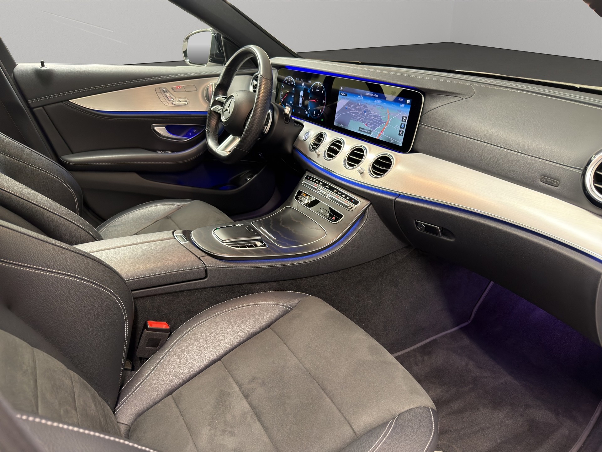 MERCEDES-BENZ E 220 d AMG Line 4matic-image-11