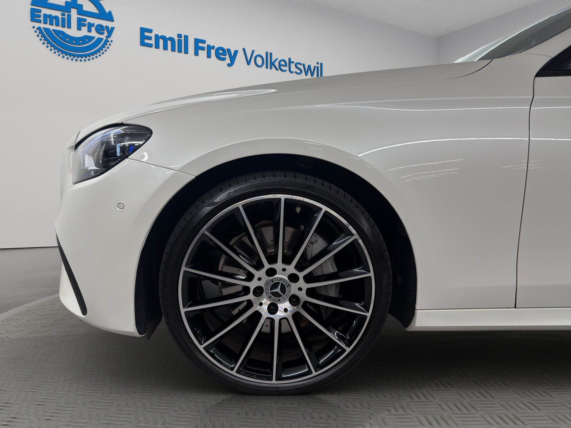 MERCEDES-BENZ E 220 d AMG Line 4matic-showroom-element-3