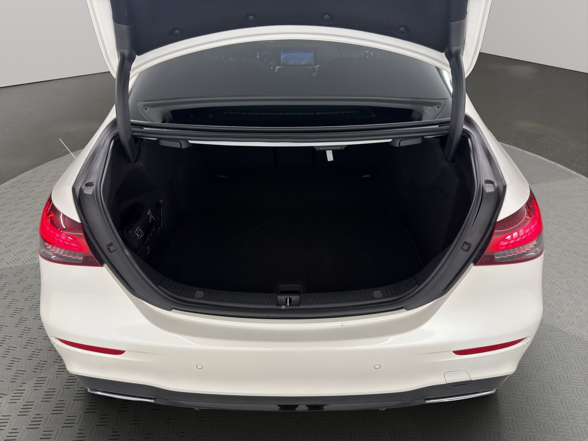 MERCEDES-BENZ E 220 d AMG Line 4matic-image-6