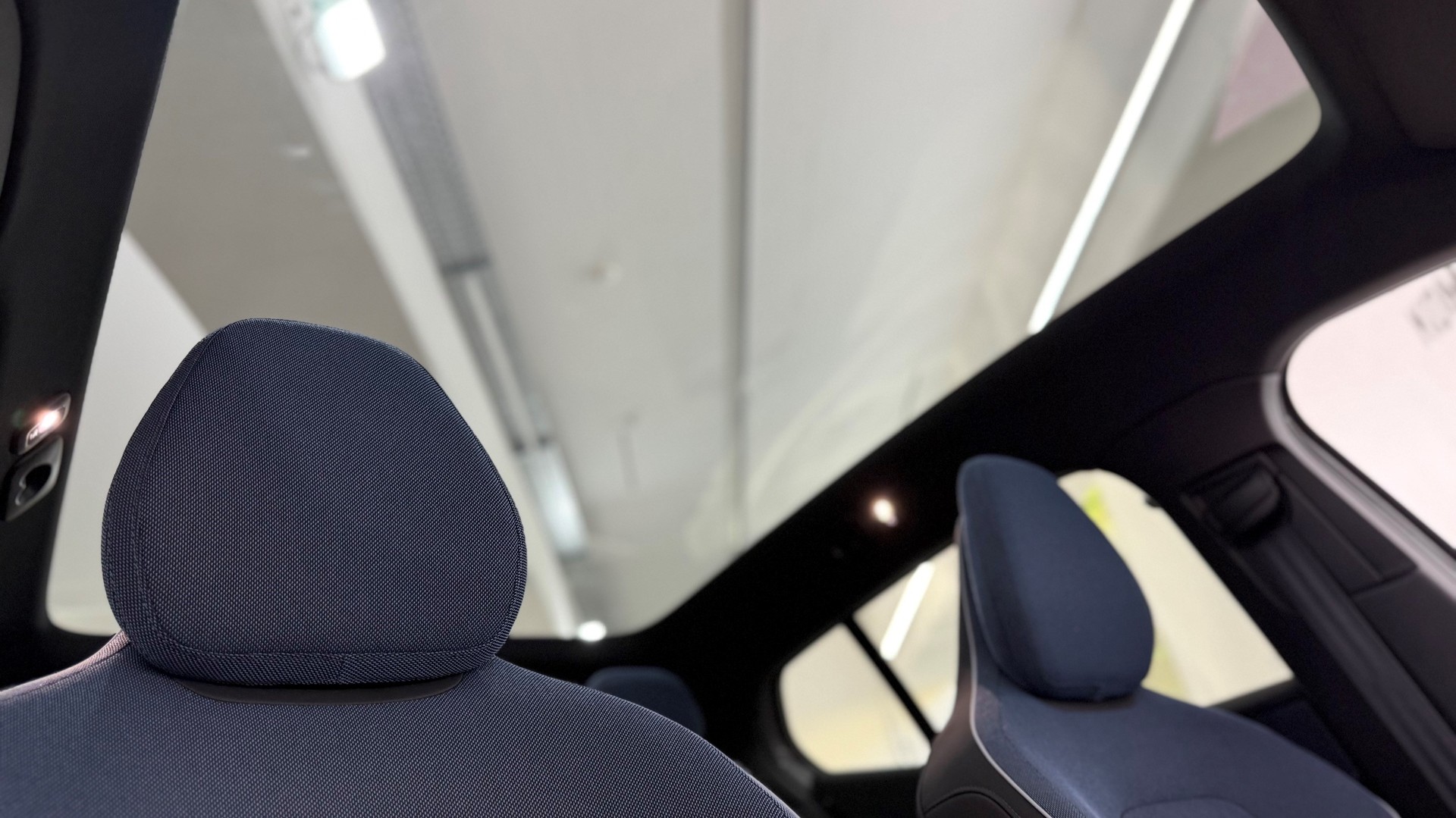 VOLVO EX 30 P8 Ultra XCENTRIC Black E-image-12