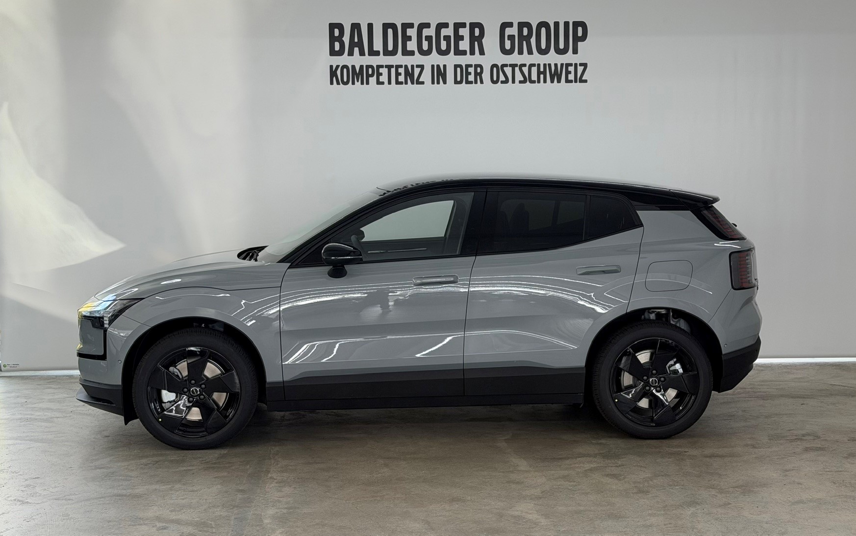 VOLVO EX 30 P8 Ultra XCENTRIC Black E-image-2