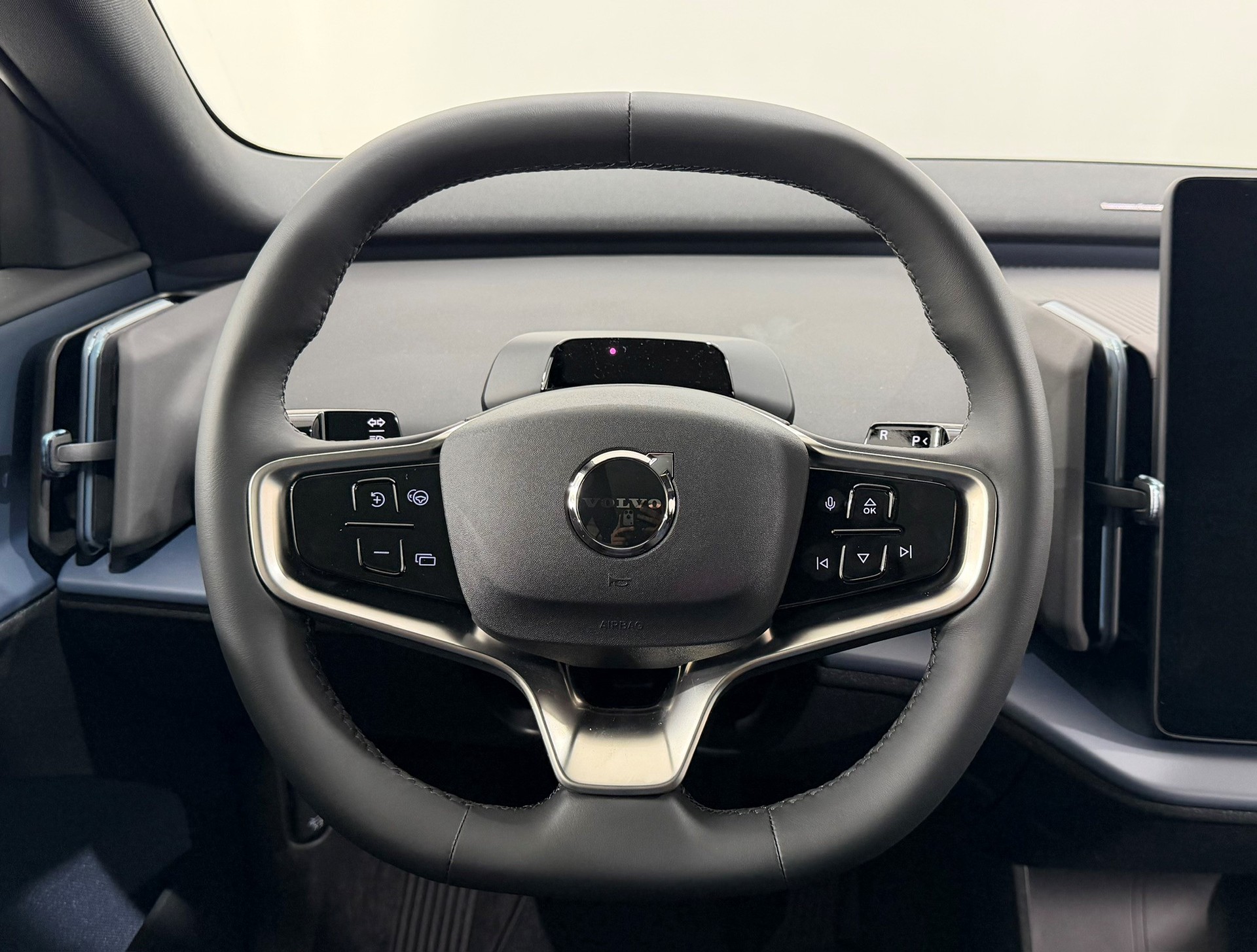 VOLVO EX 30 P8 Ultra XCENTRIC Black E-image-9