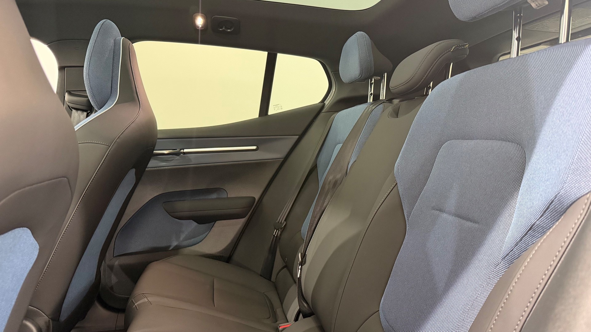 VOLVO EX 30 P8 Ultra XCENTRIC Black E-image-5