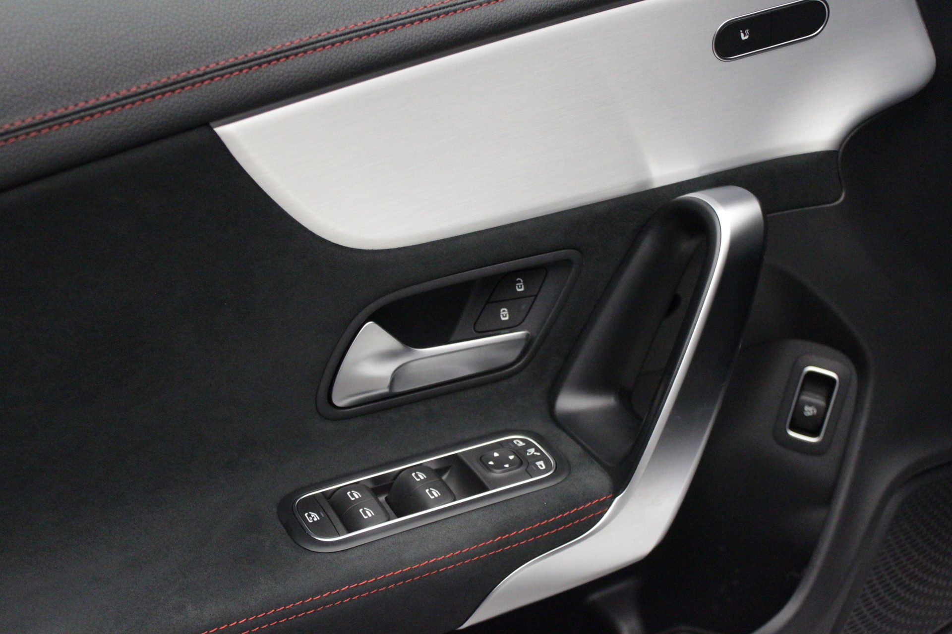 MERCEDES-BENZ CLA 250 4Matic AMG Line 7G-DCT-image-21