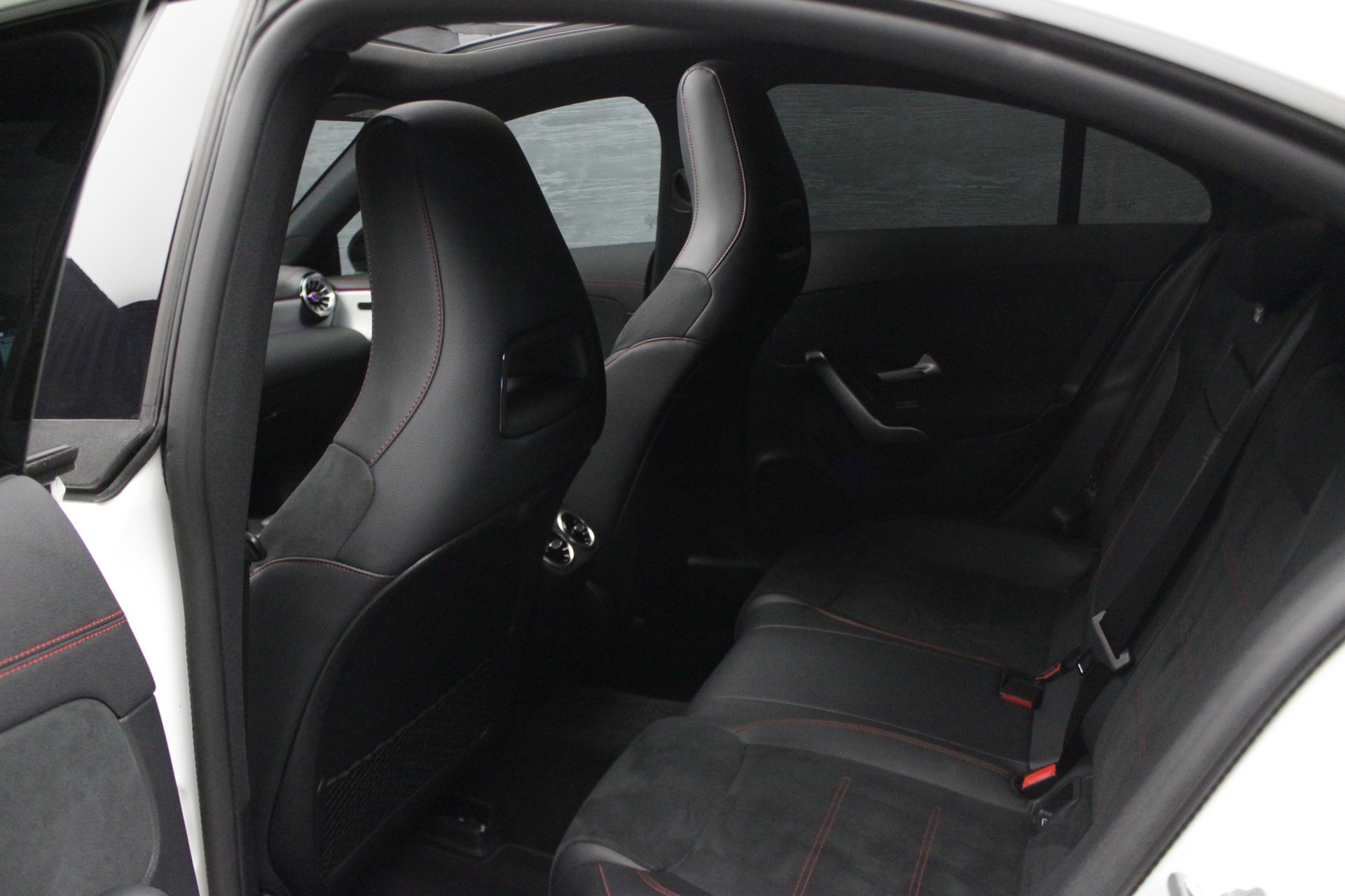 MERCEDES-BENZ CLA 250 4Matic AMG Line 7G-DCT-image-18