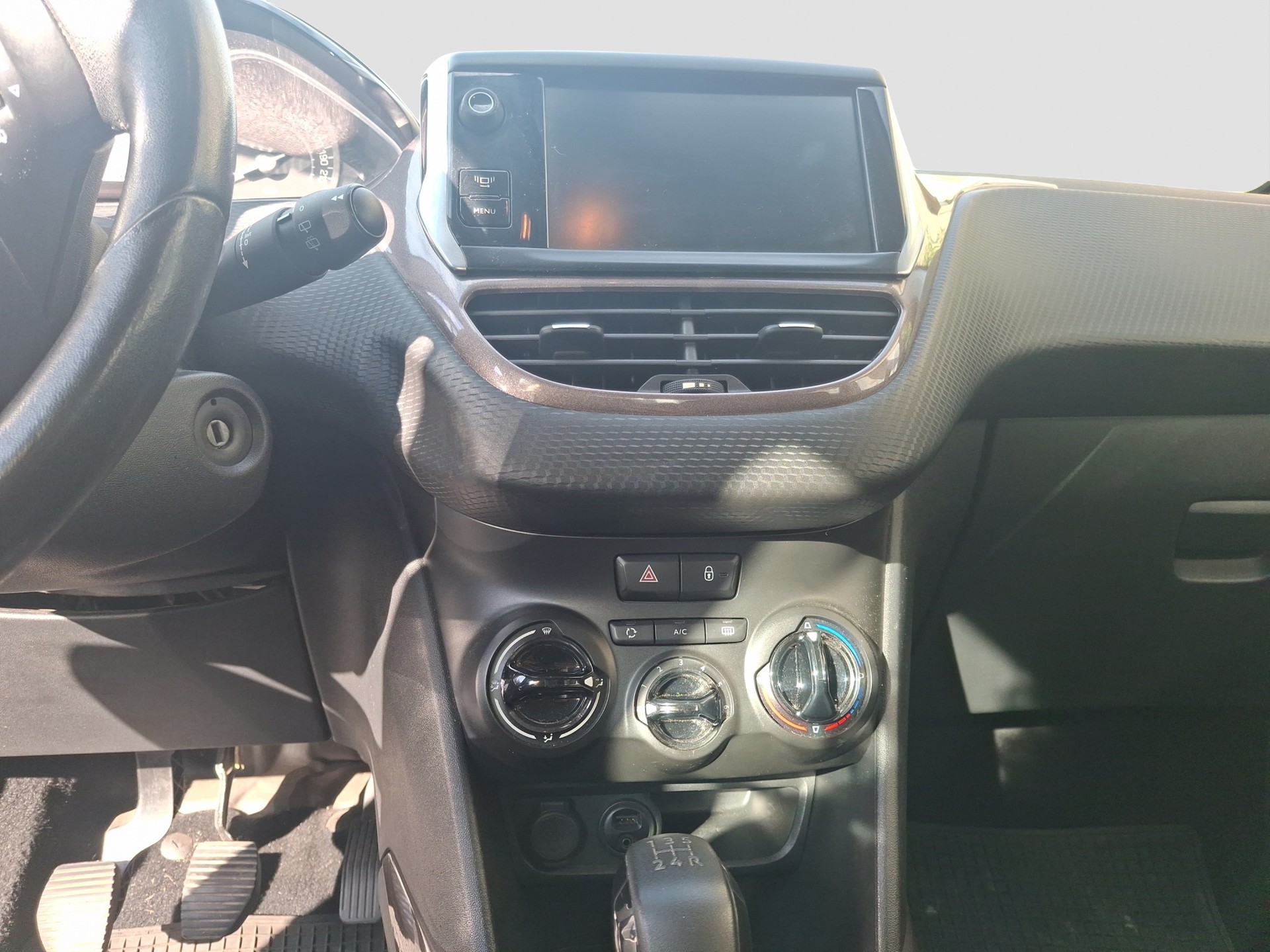 PEUGEOT 2008 1.2 VTI Allure-image-8