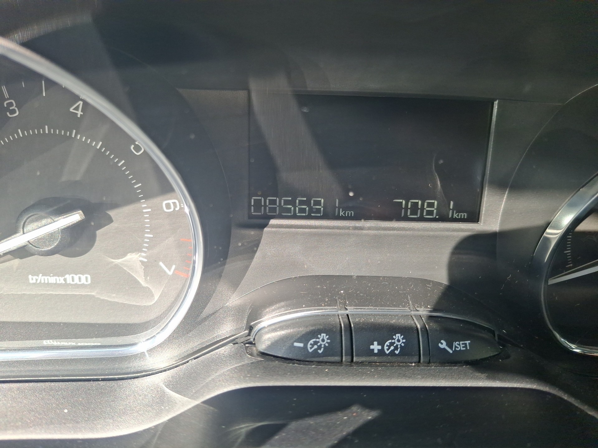 PEUGEOT 2008 1.2 VTI Allure-image-9