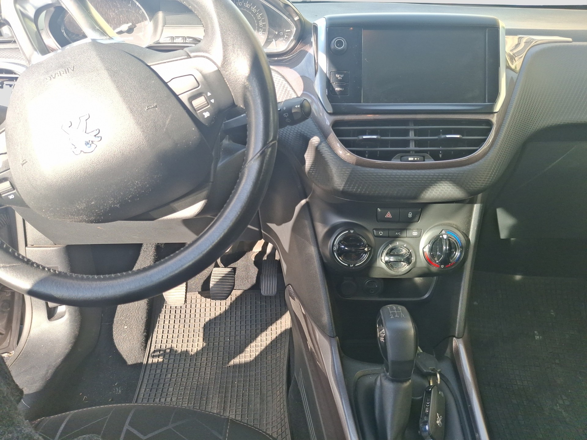 PEUGEOT 2008 1.2 VTI Allure-image-7