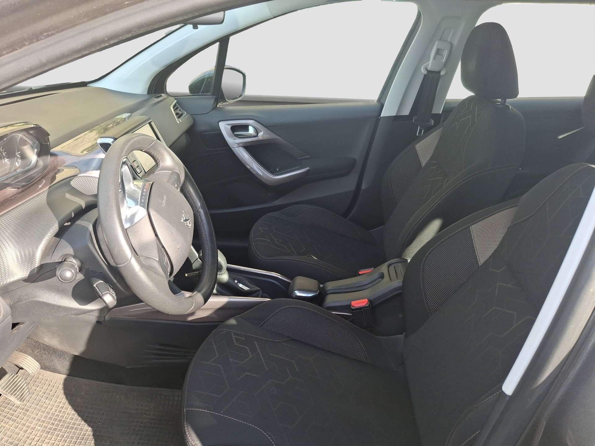 PEUGEOT 2008 1.2 VTI Allure-image-6