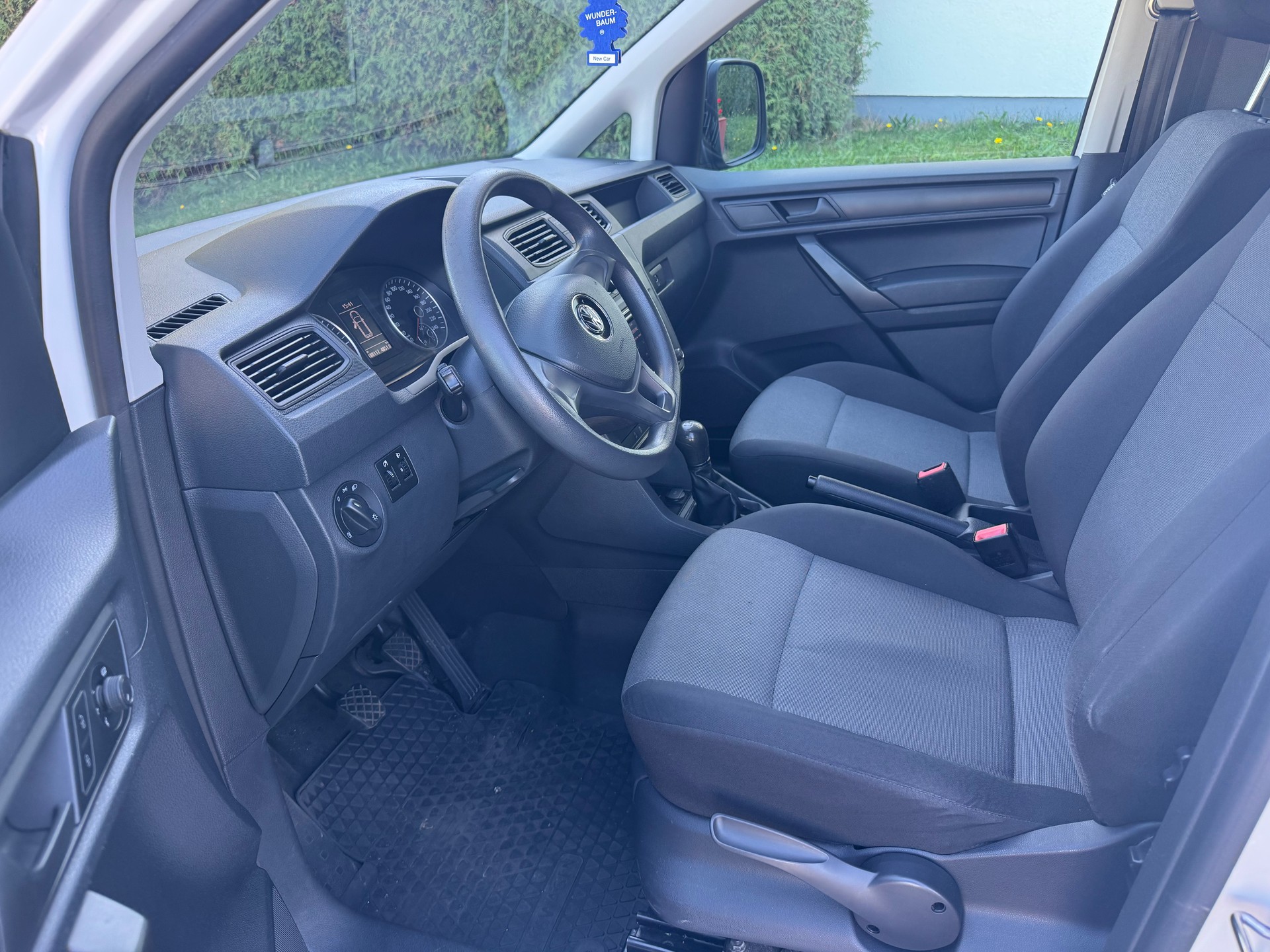 VW Caddy Maxi 2.0TDI BlueMotion Technology-image-11