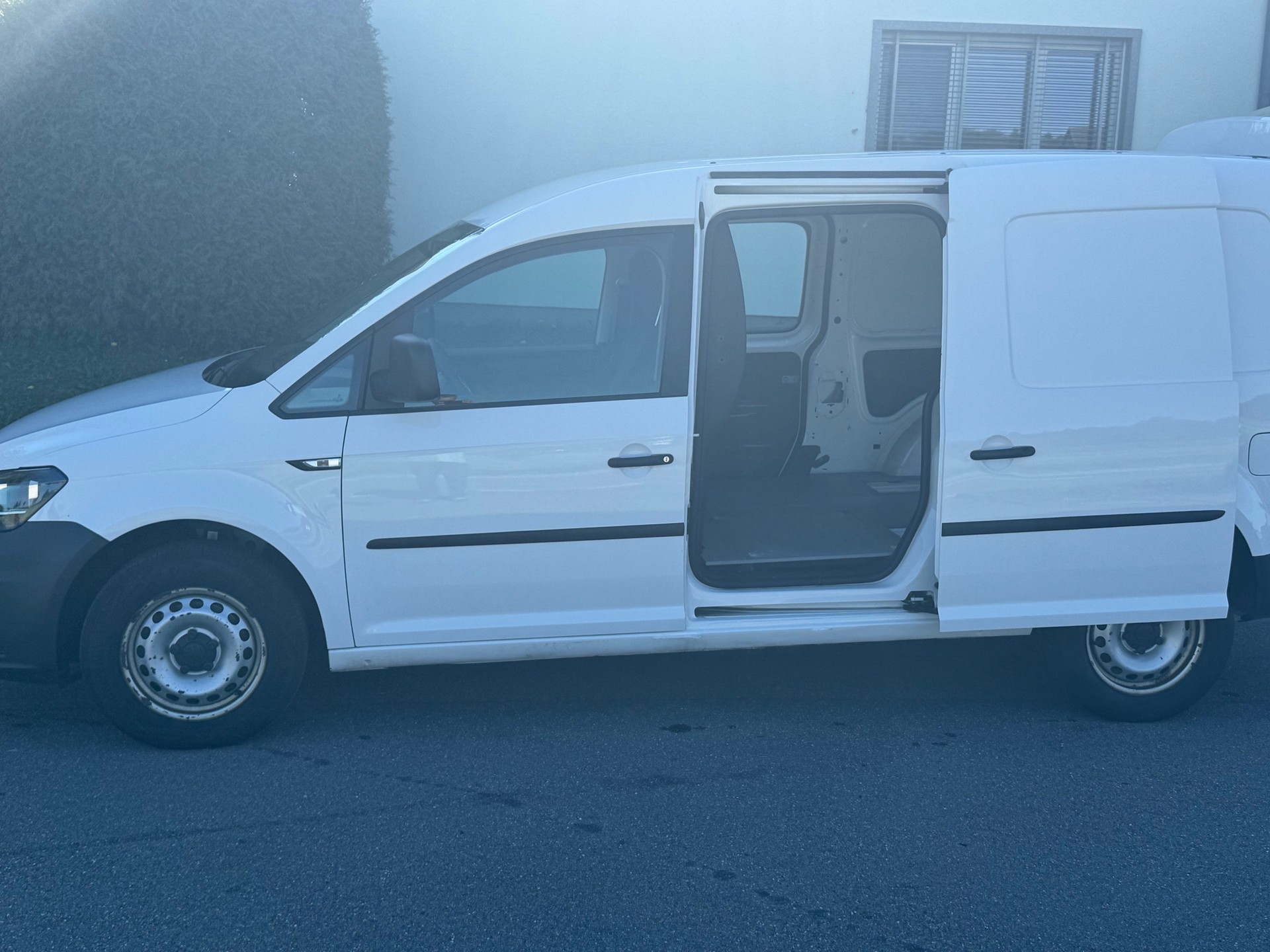 VW Caddy Maxi 2.0TDI BlueMotion Technology-image-7