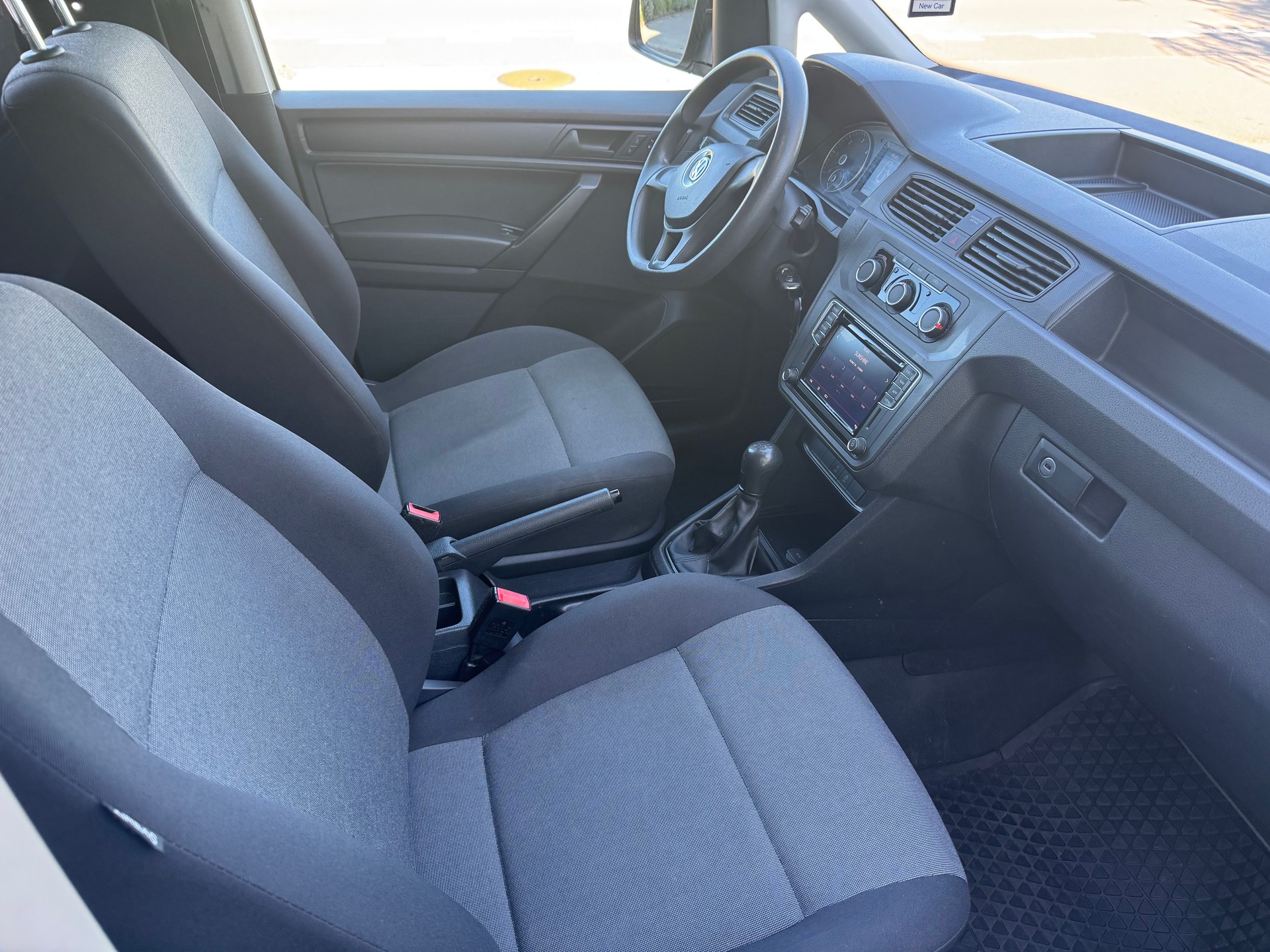 VW Caddy Maxi 2.0TDI BlueMotion Technology-image-12