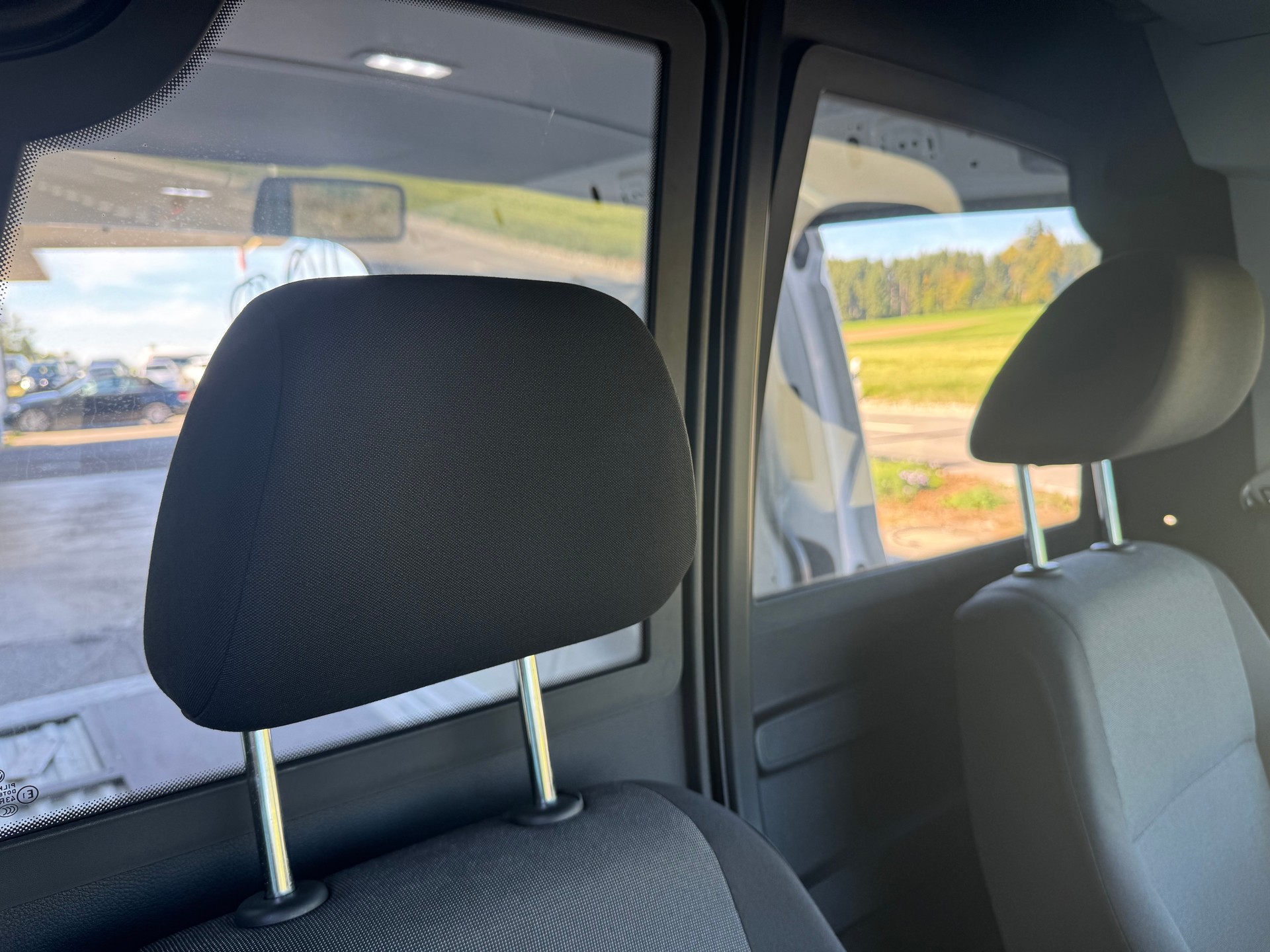 VW Caddy Maxi 2.0TDI BlueMotion Technology-image-13