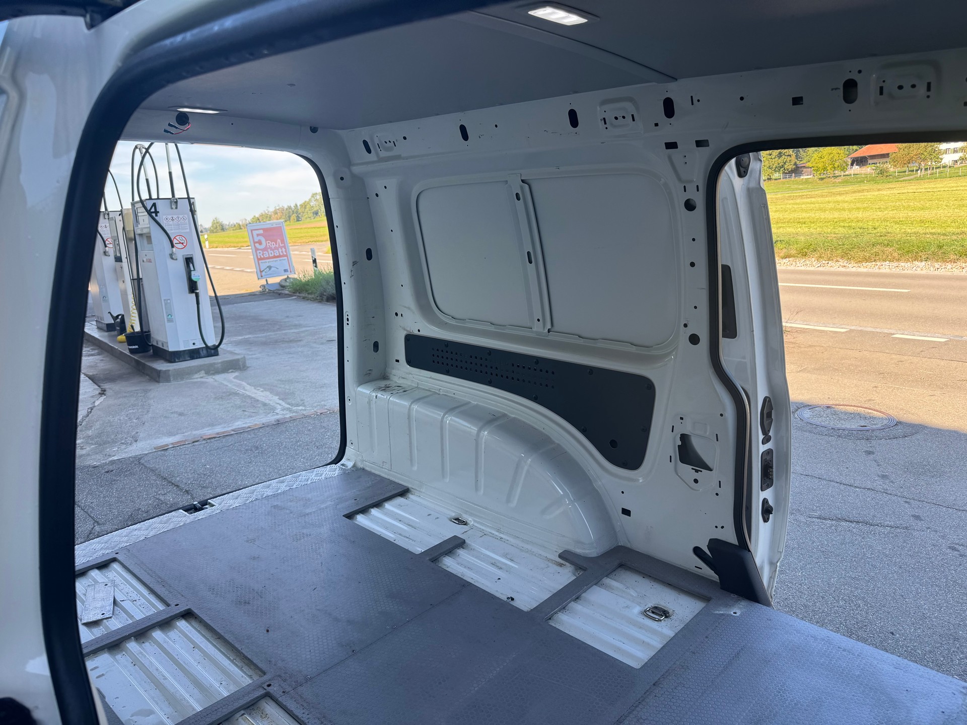 VW Caddy Maxi 2.0TDI BlueMotion Technology-image-9
