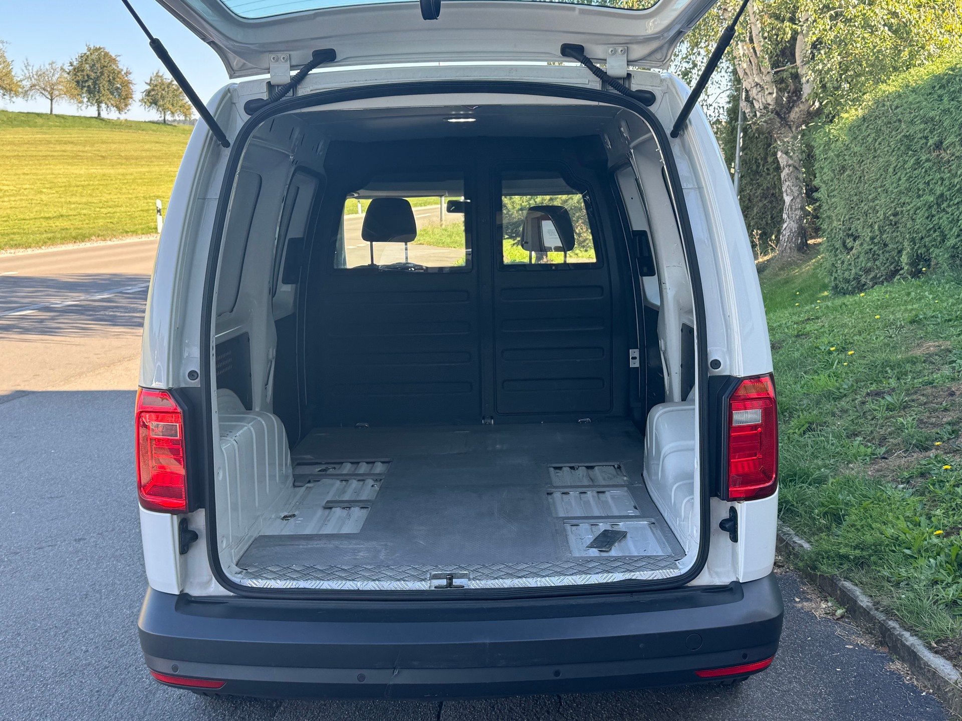 VW Caddy Maxi 2.0TDI BlueMotion Technology-image-6