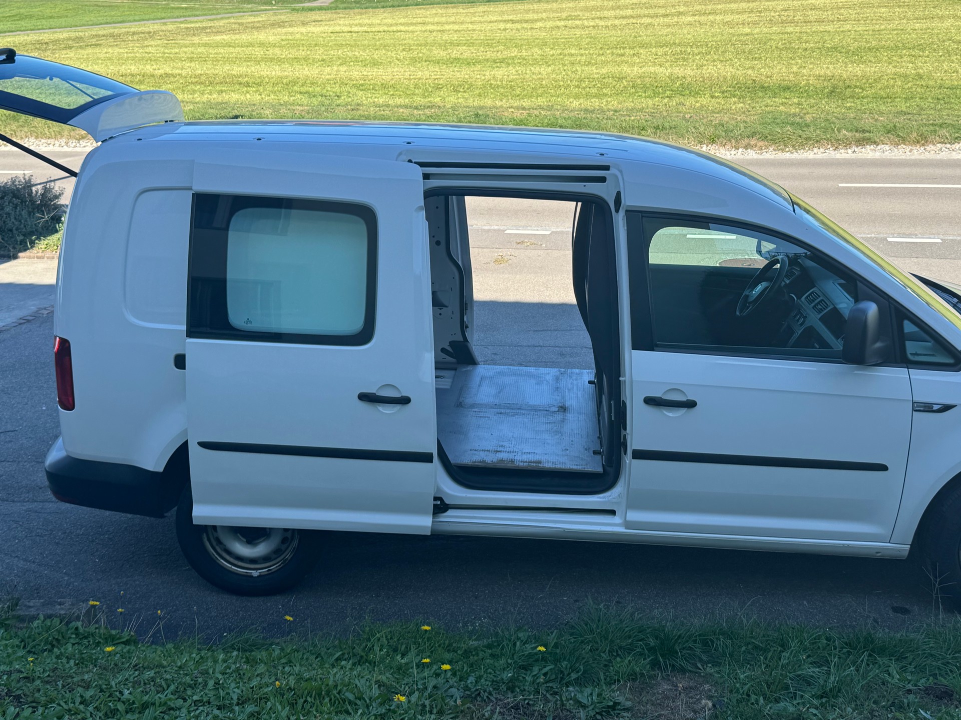 VW Caddy Maxi 2.0TDI BlueMotion Technology-image-8