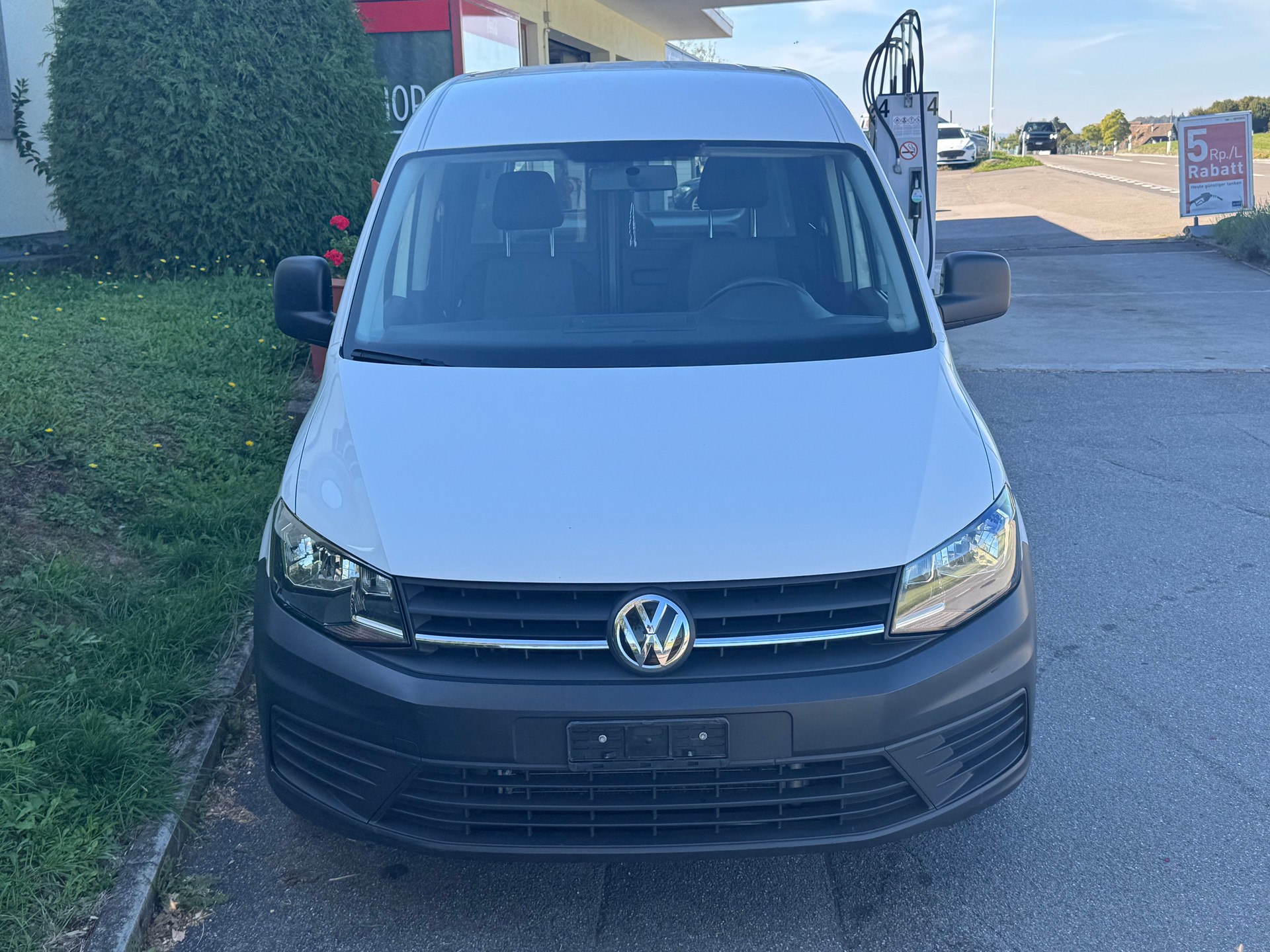 VW Caddy Maxi 2.0TDI BlueMotion Technology-image-1