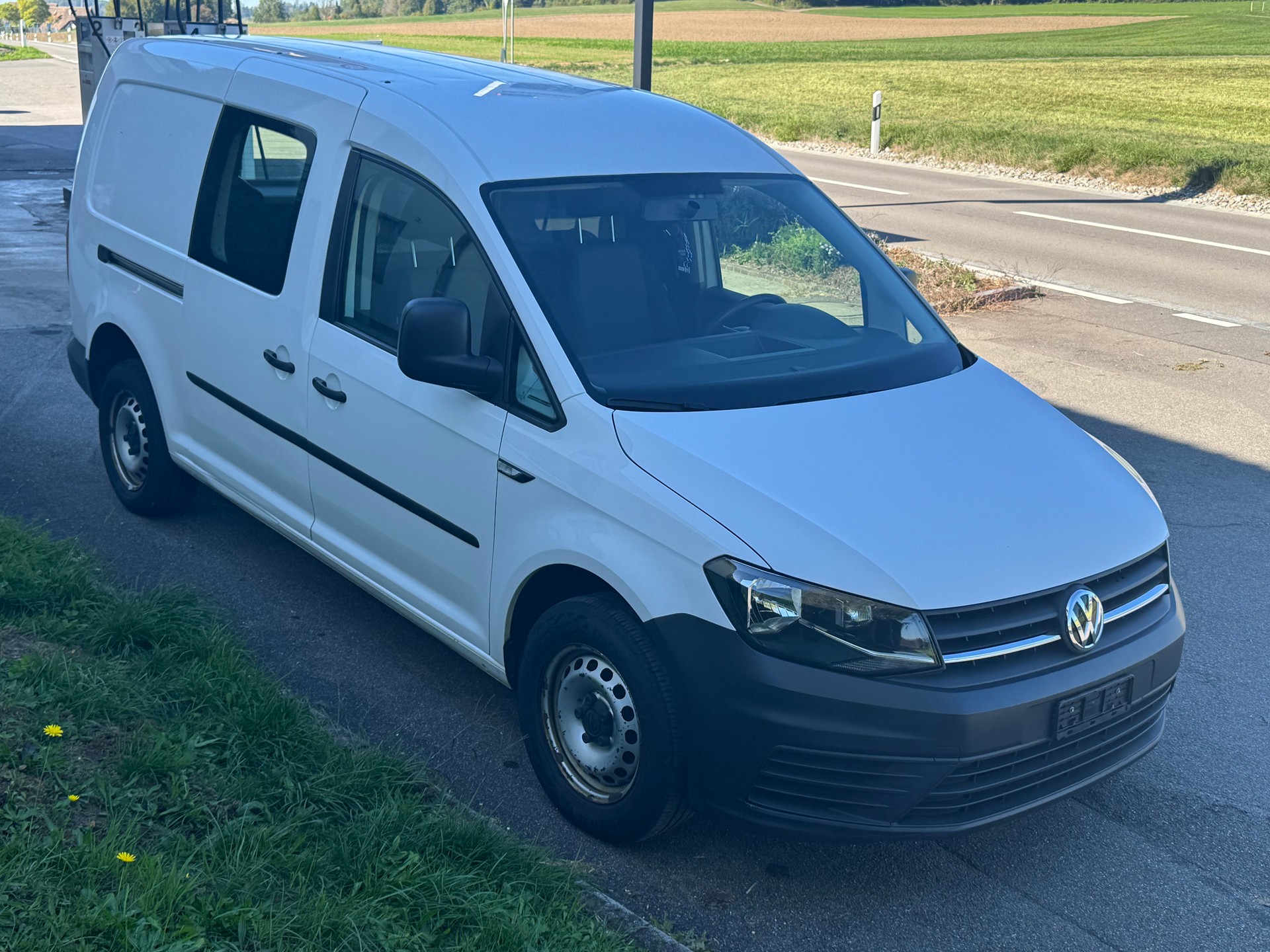 VW Caddy Maxi 2.0TDI BlueMotion Technology-image-2
