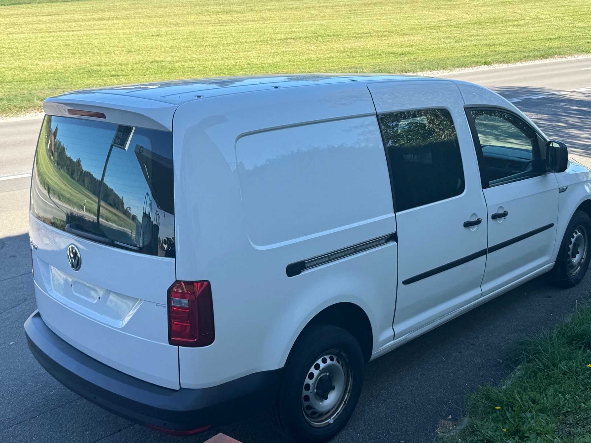 VW Caddy Maxi 2.0TDI BlueMotion Technology-image-3