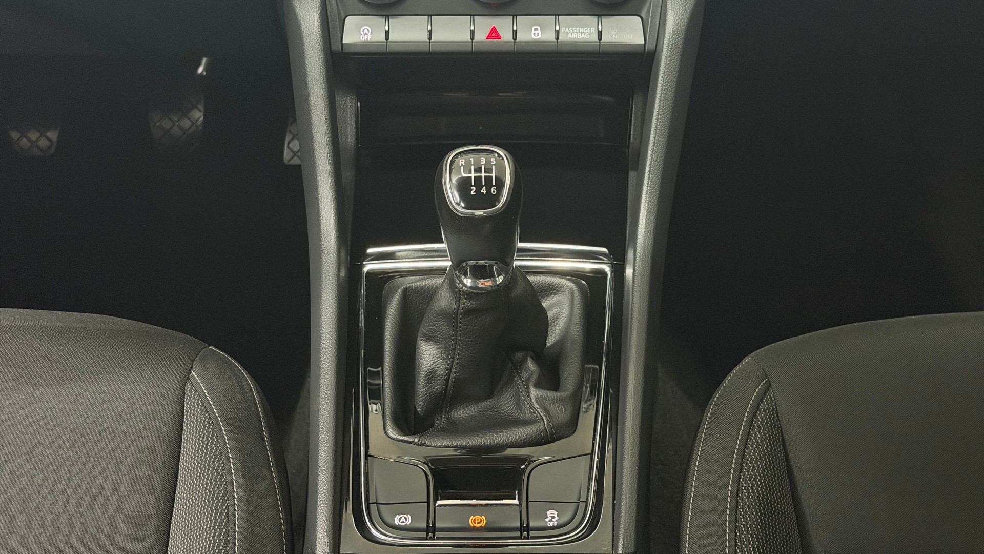 SKODA Karoq 1.0 TSI Ambition-image-14