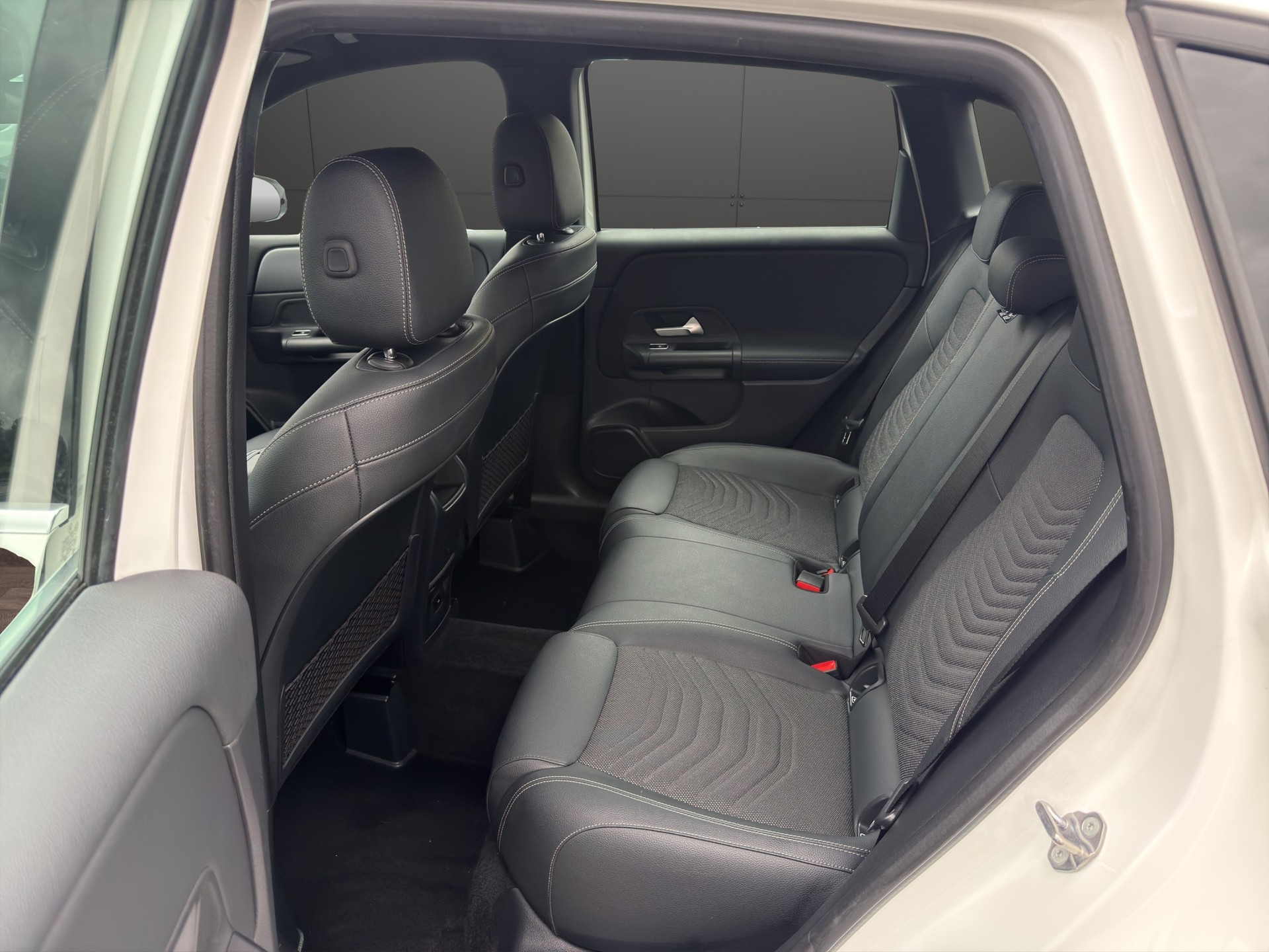 MERCEDES-BENZ B 180 SE Line 7G-DCT-image-22