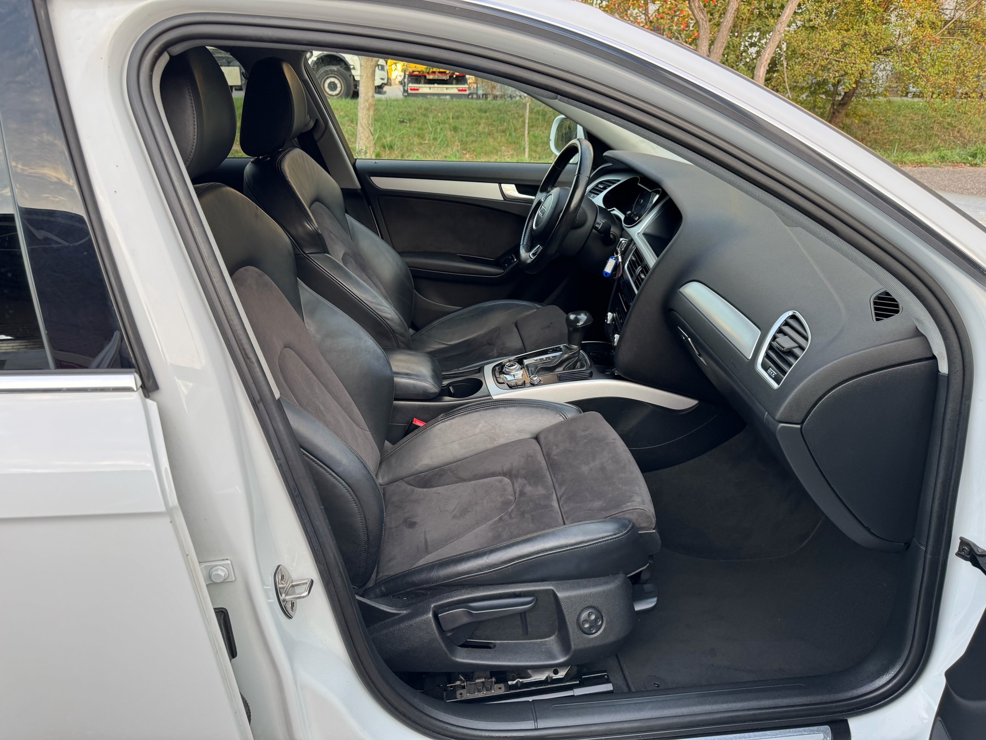 AUDI A4 Avant 2.0 TDI Attraction multitronic-image-9