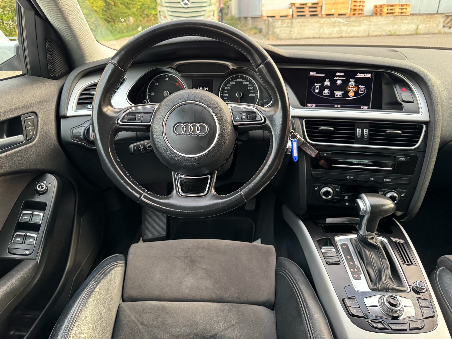AUDI A4 Avant 2.0 TDI Attraction multitronic-image-16