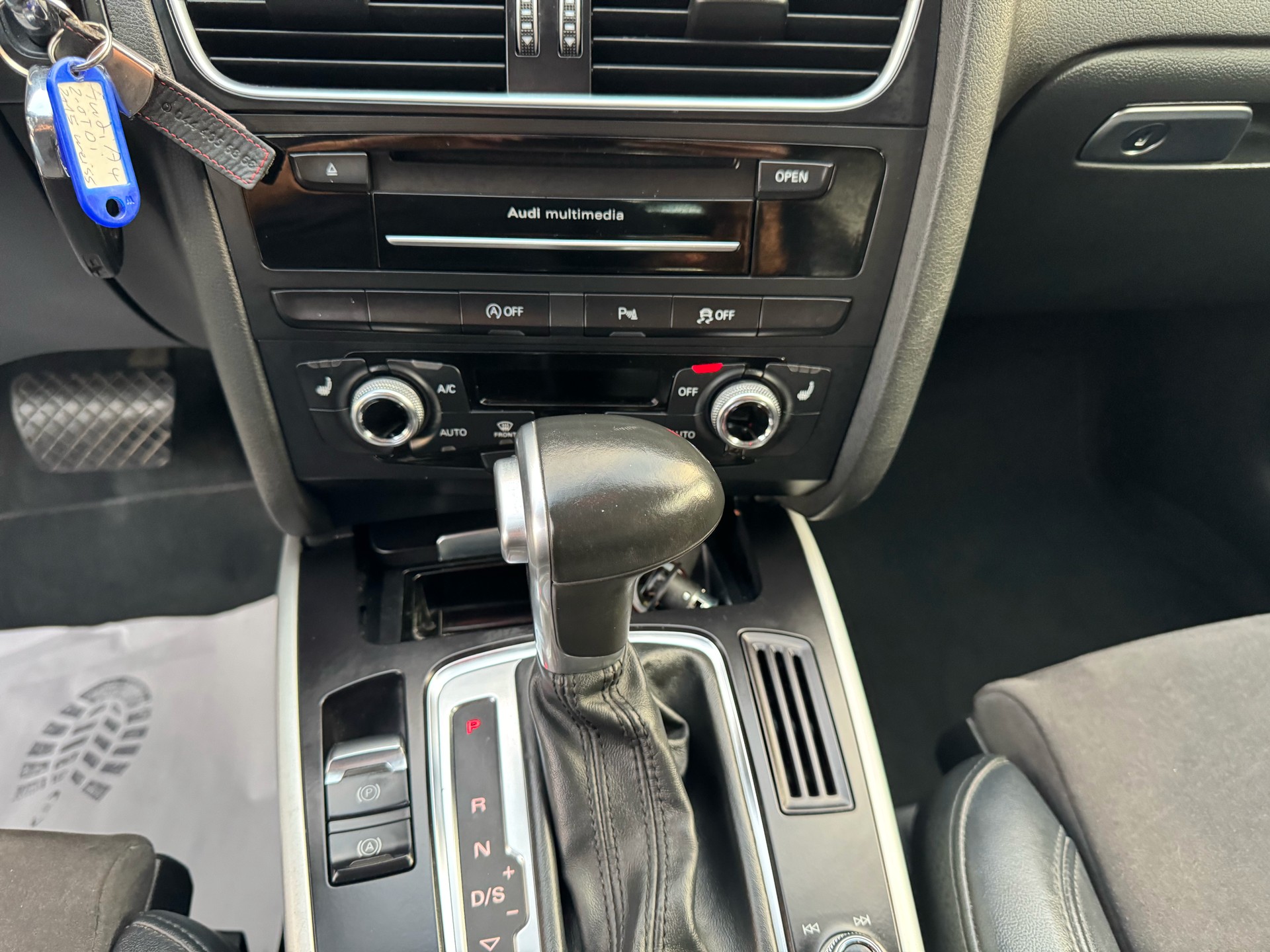 AUDI A4 Avant 2.0 TDI Attraction multitronic-image-21